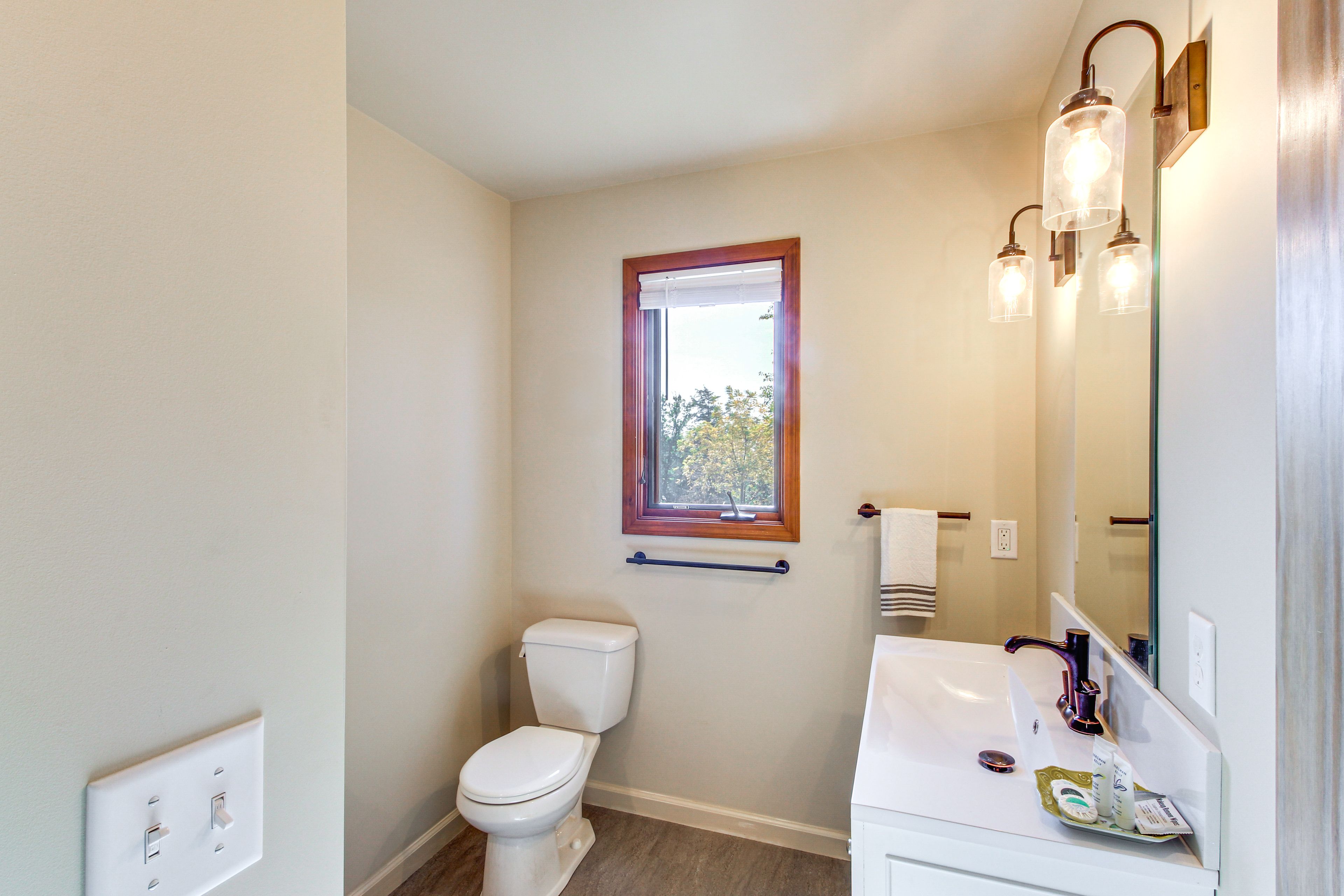 Full Bathroom | Main Level | Complimentary Toiletries