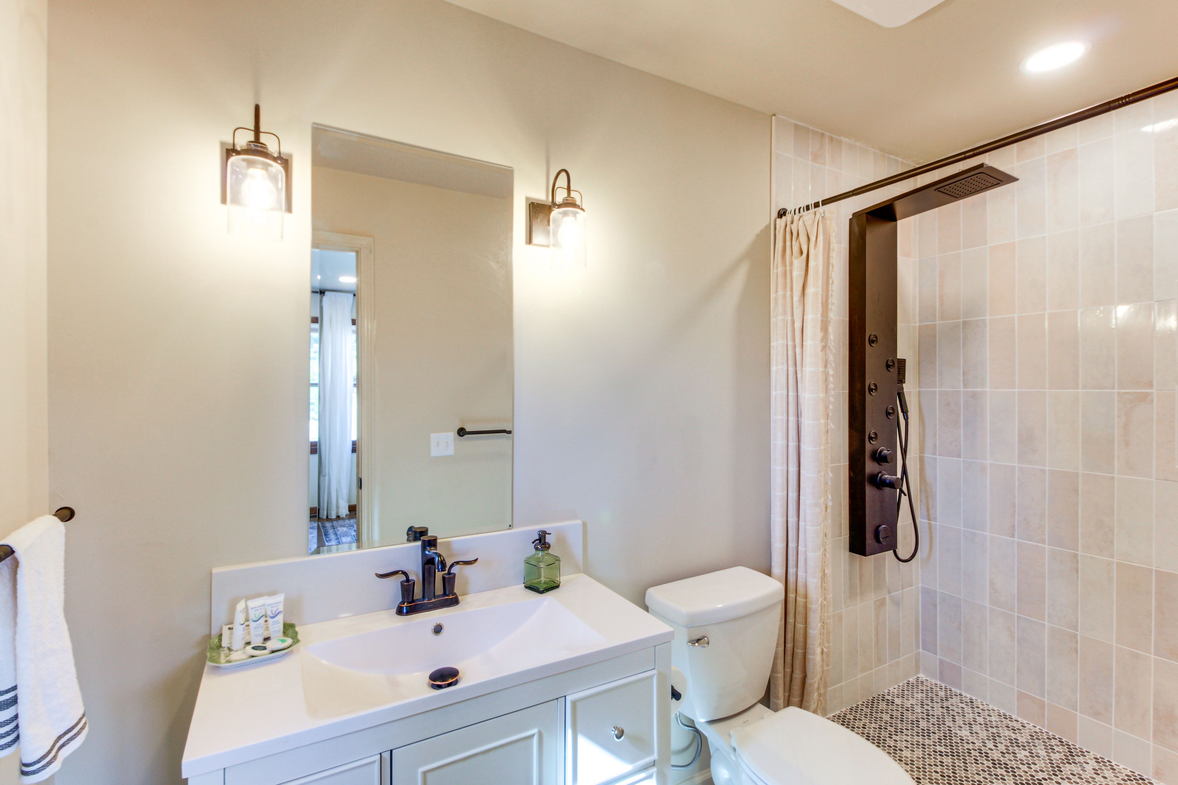En-Suite Bathroom | Main Level | Towels Provided