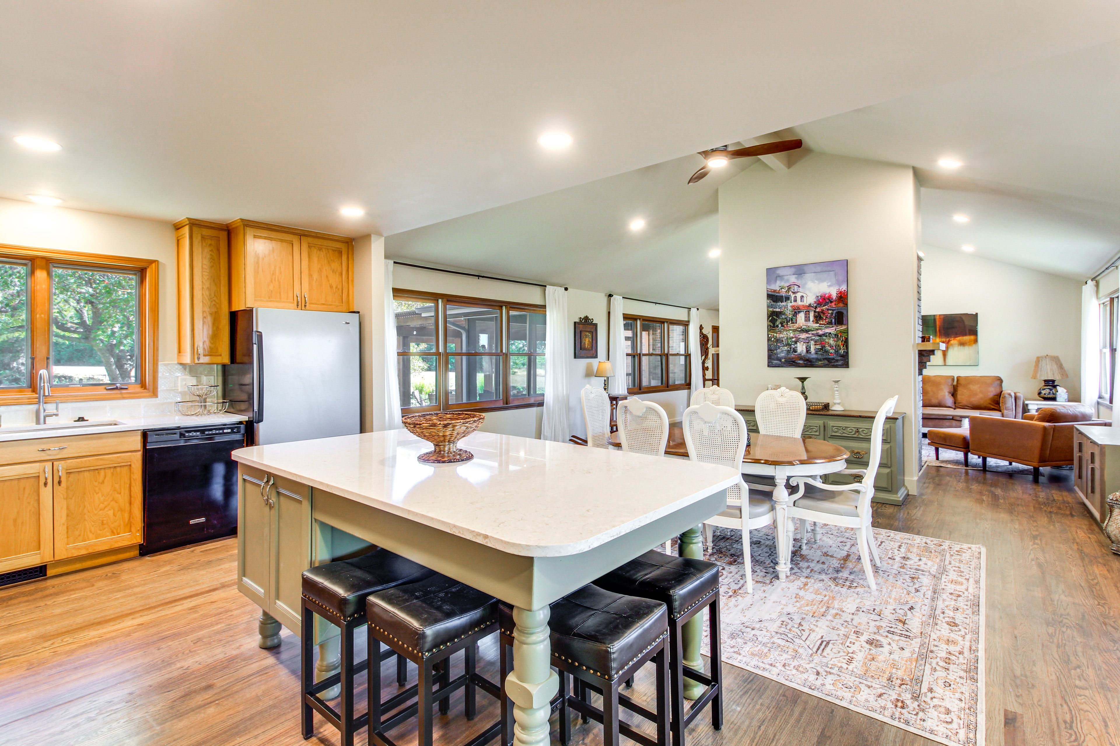 Breakfast Bar | Main Level