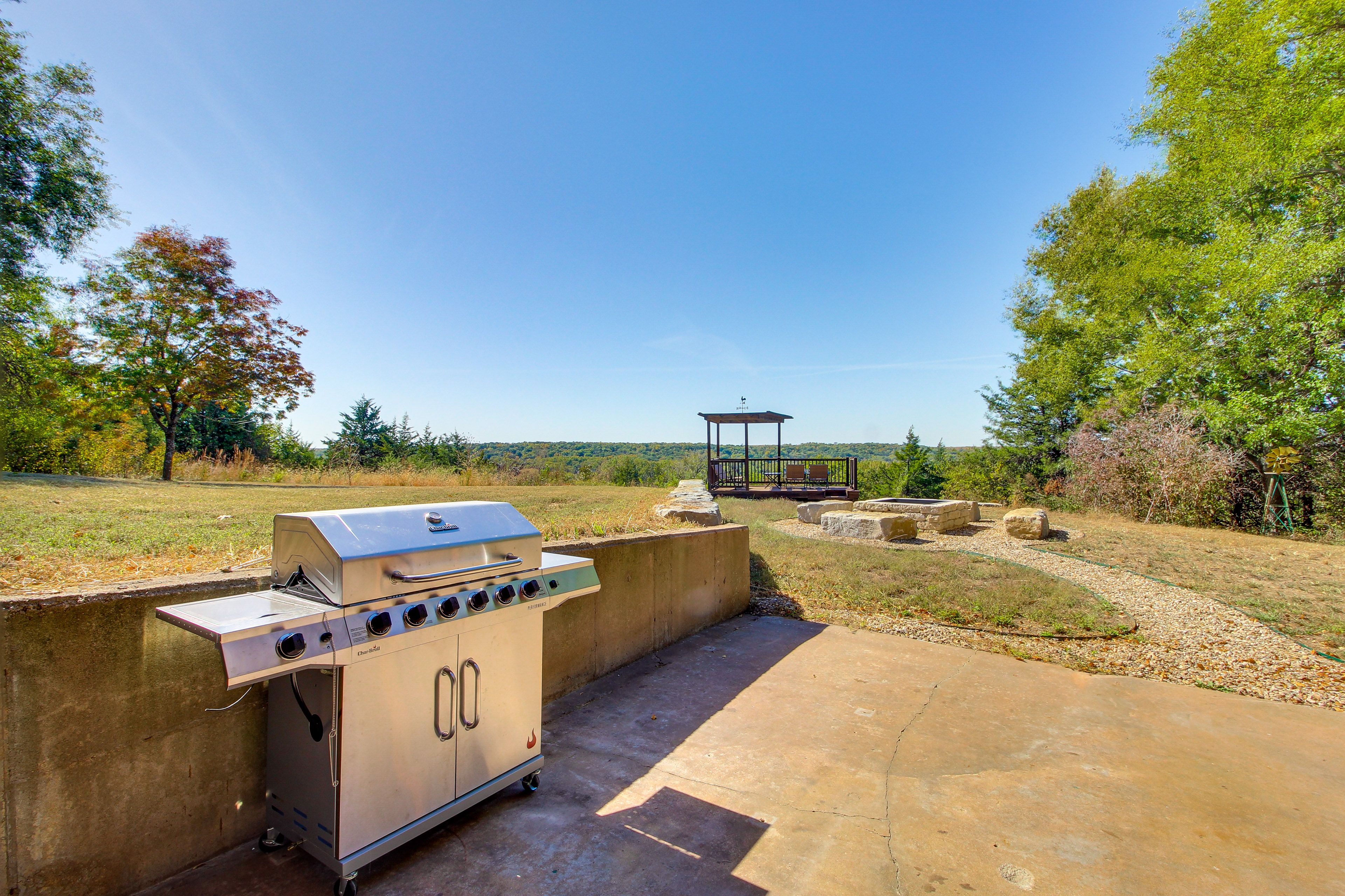 Hill Views | Gas Grill | Outdoor Dining Tables | Wood-Burning Fire Pit