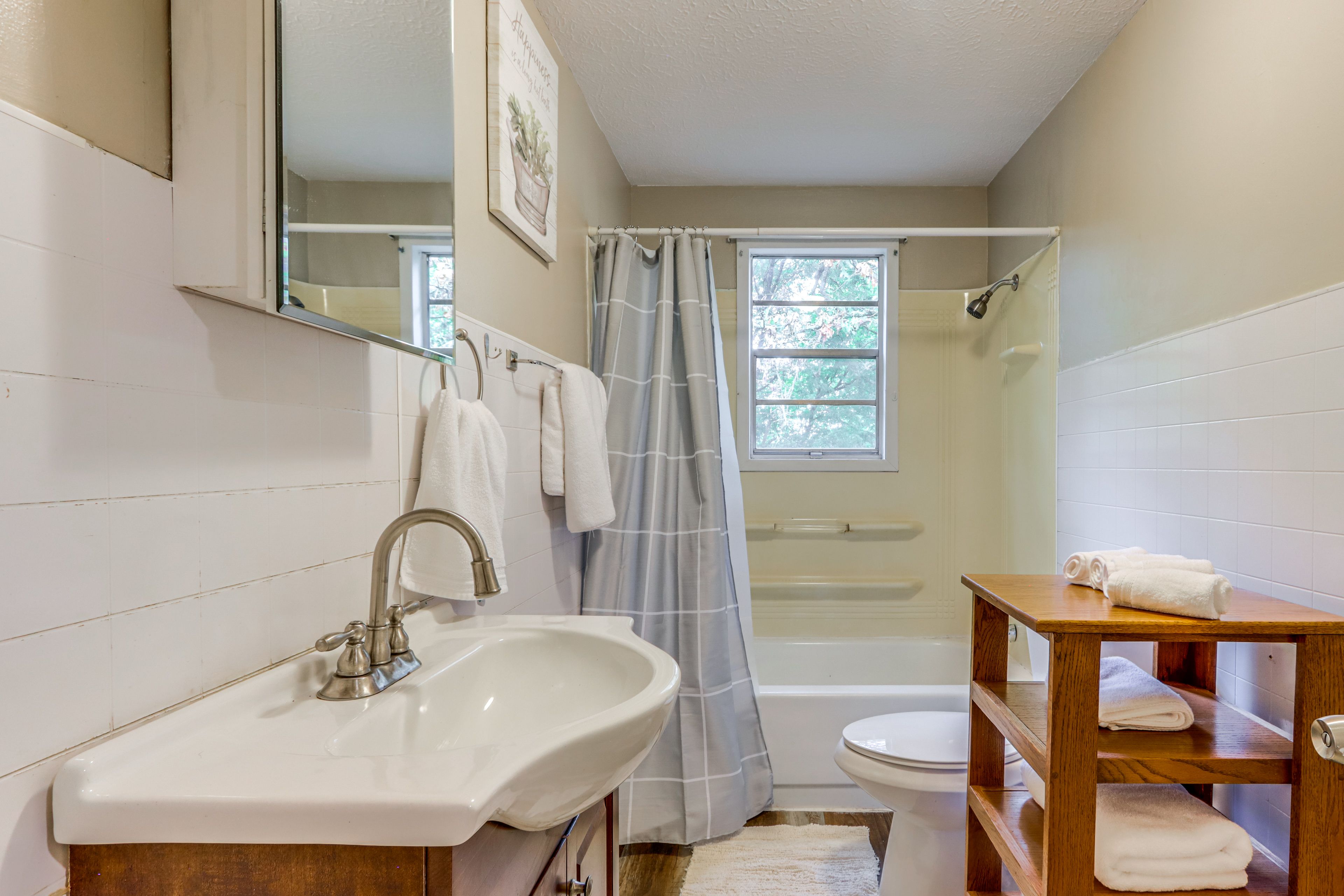 Full Bathroom | Towels Provided | Complimentary Toiletries
