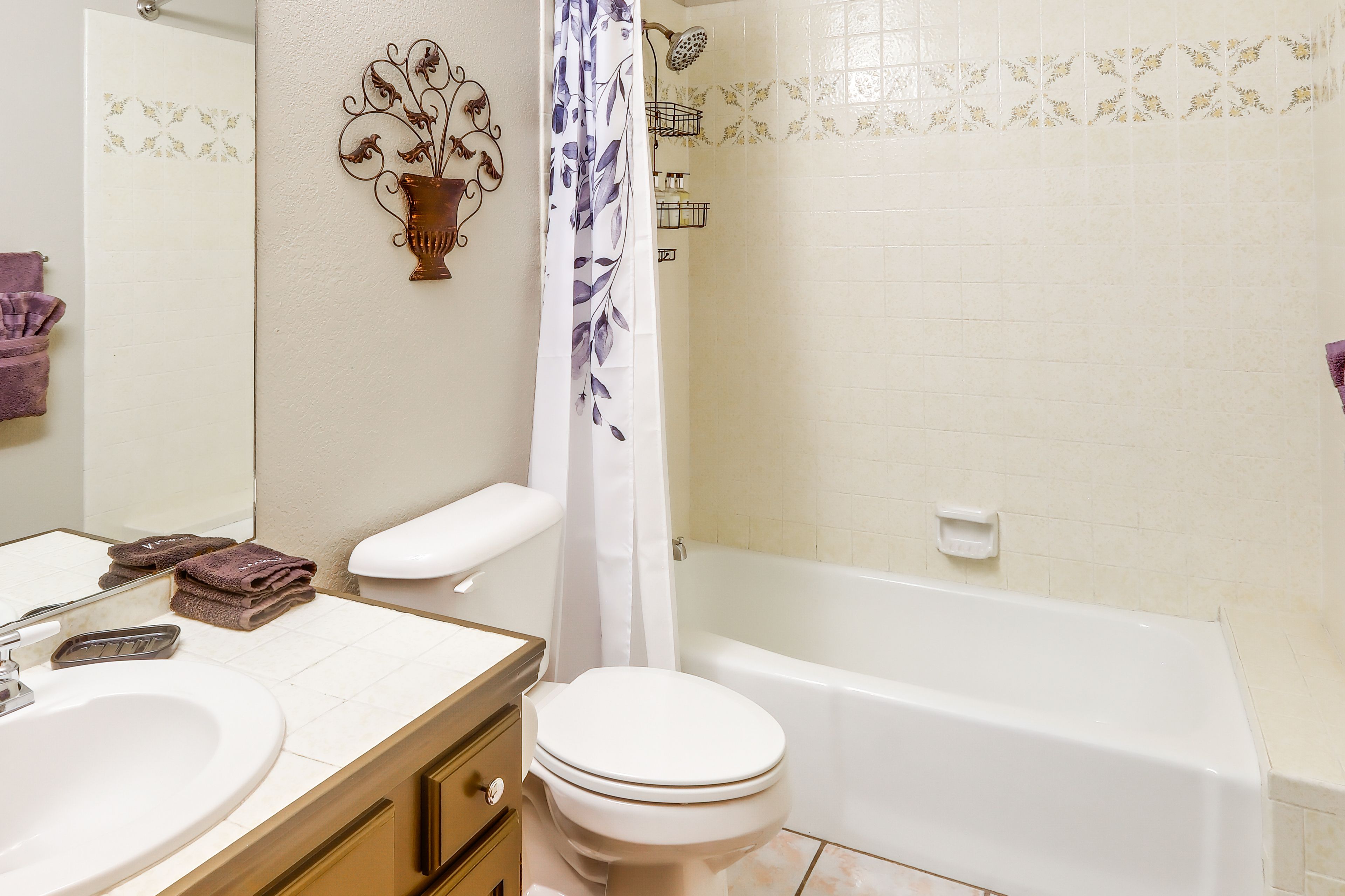Full Bathroom | Complimentary Toiletries | 1st Floor