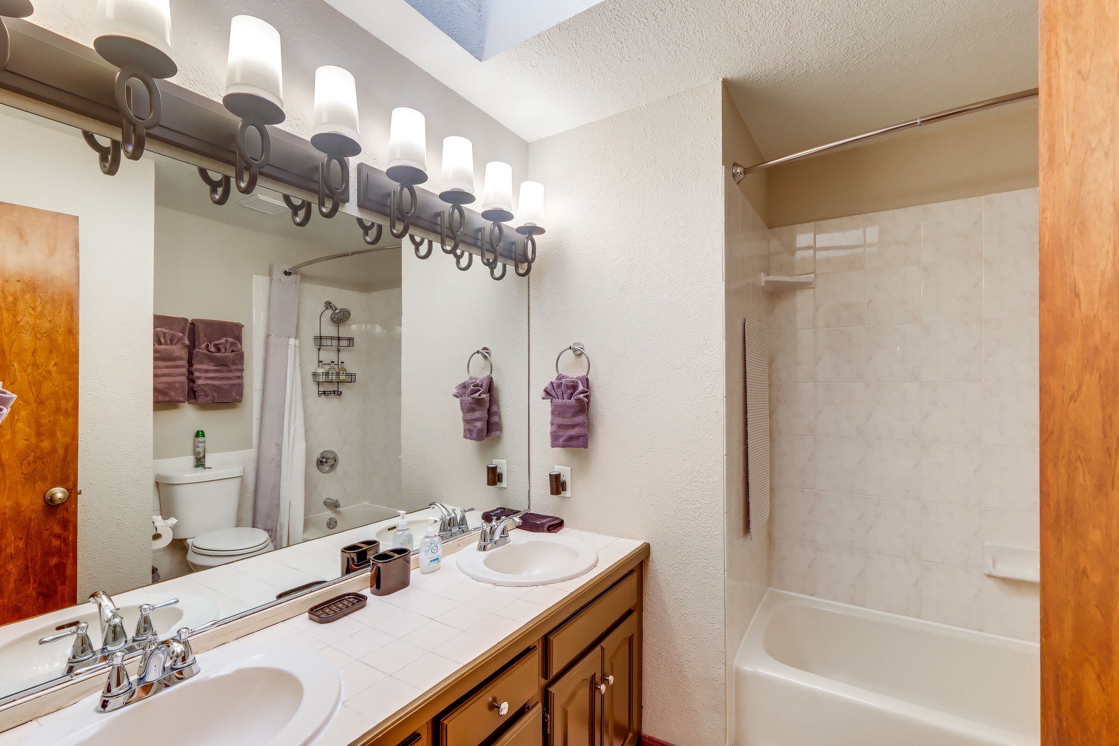 Full Bathroom | Towels Provided | 2nd Floor