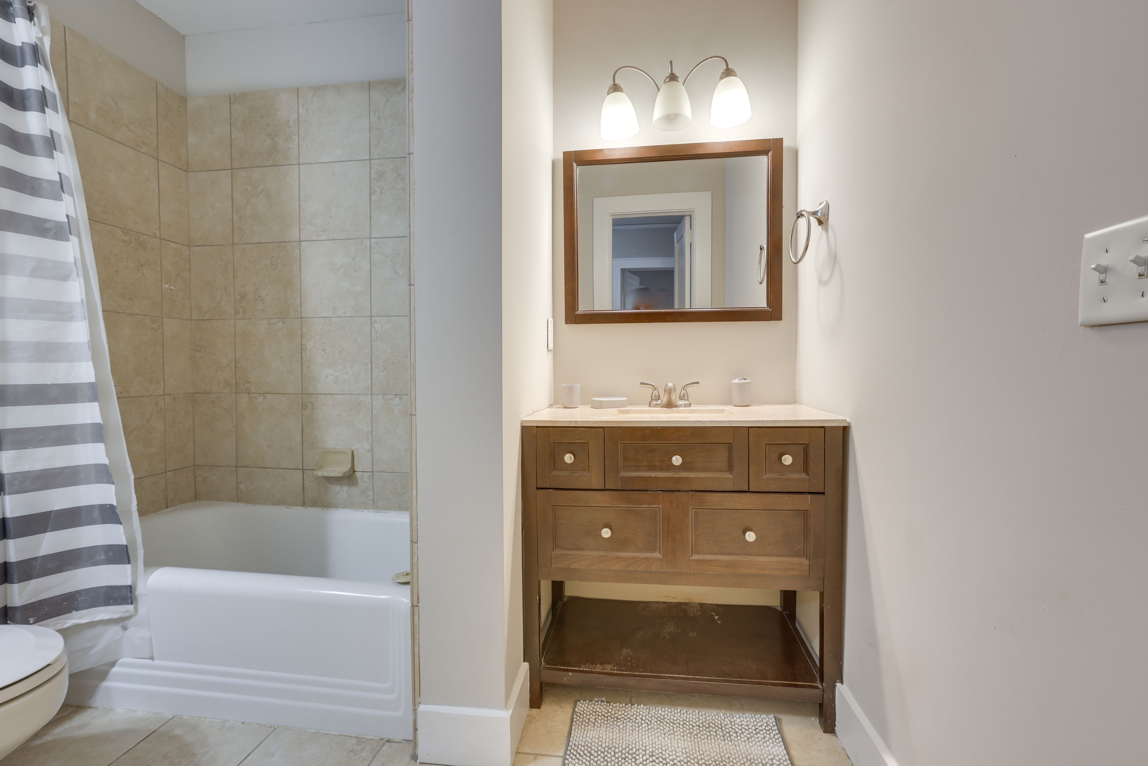 Full Bathroom | 2nd Floor | Towels Provided