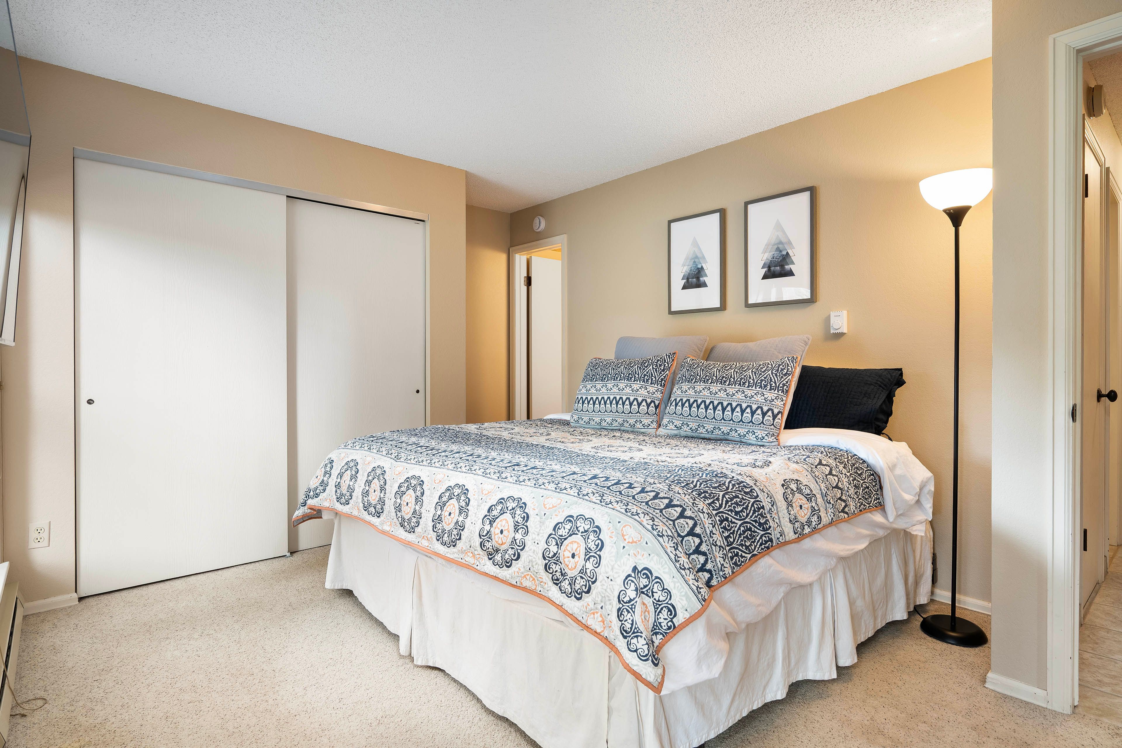 Bedroom | King Bed | Linens Provided | Smart TV w/ Cable