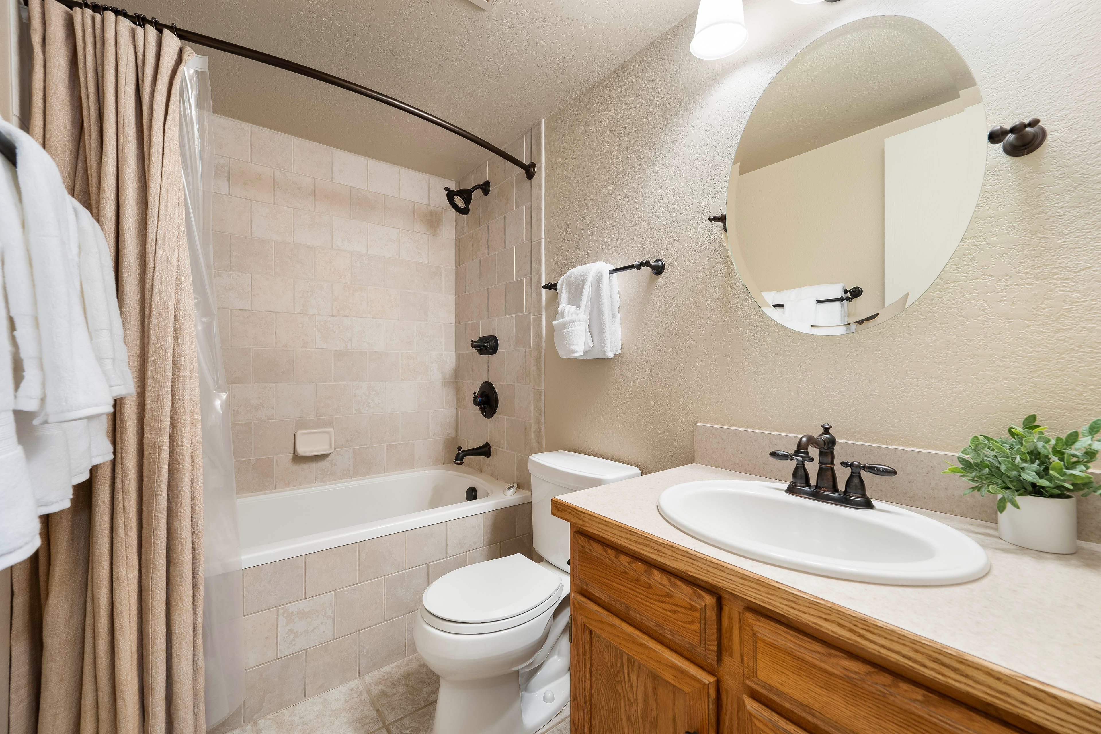 En-Suite Bathroom | Towels Provided | Jetted Tub
