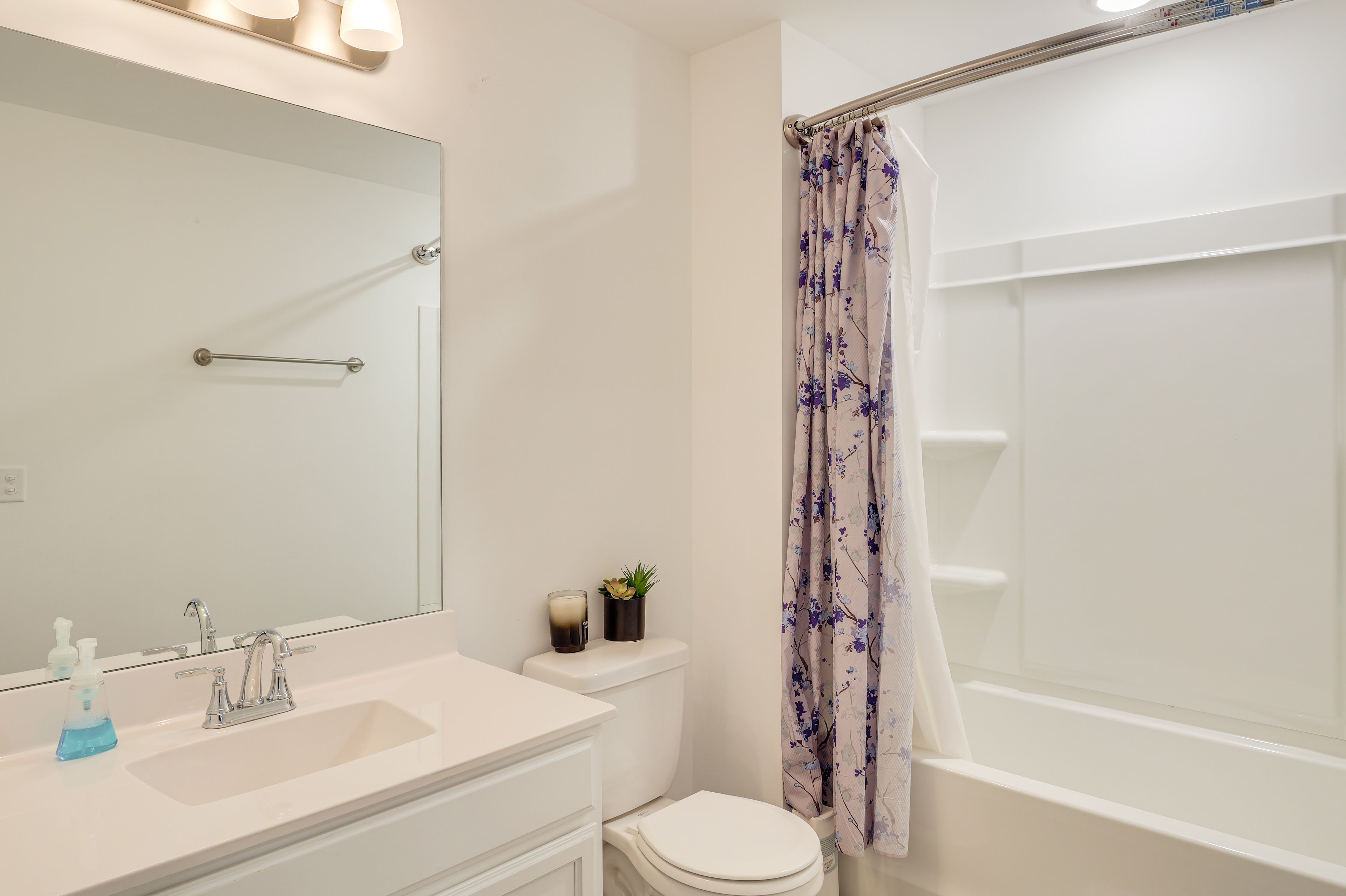 Full Bathroom | 2nd Floor