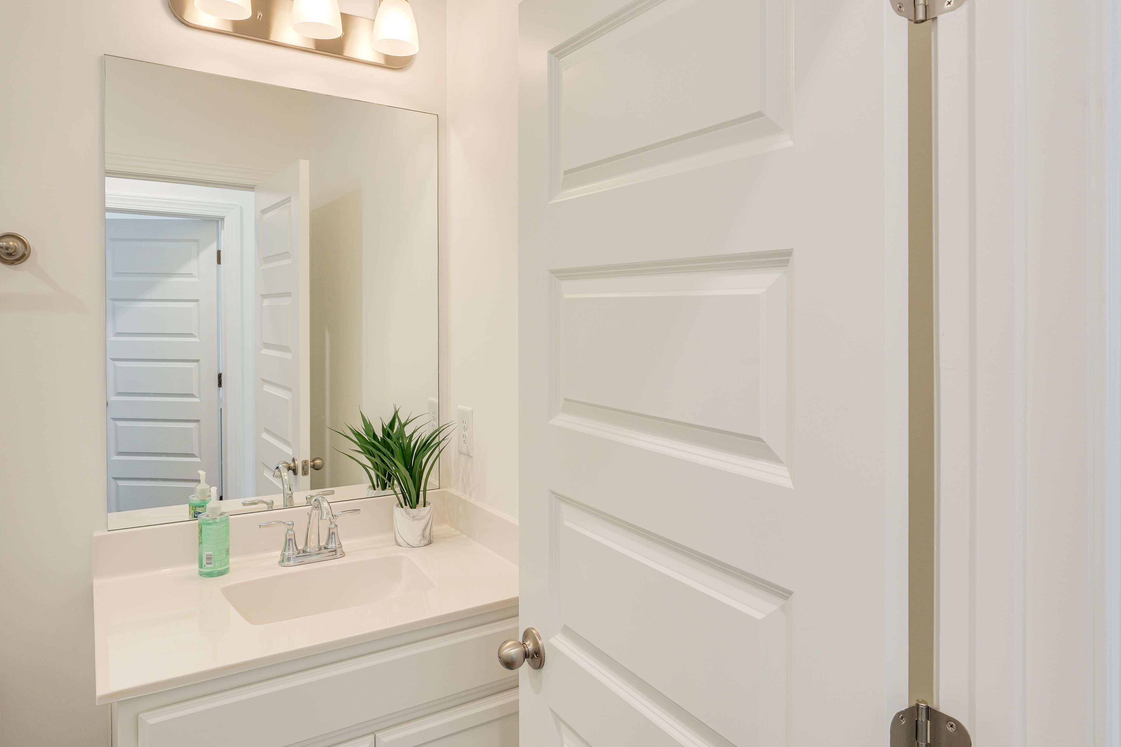 Full Bathroom | 1st Floor | Complimentary Toiletries