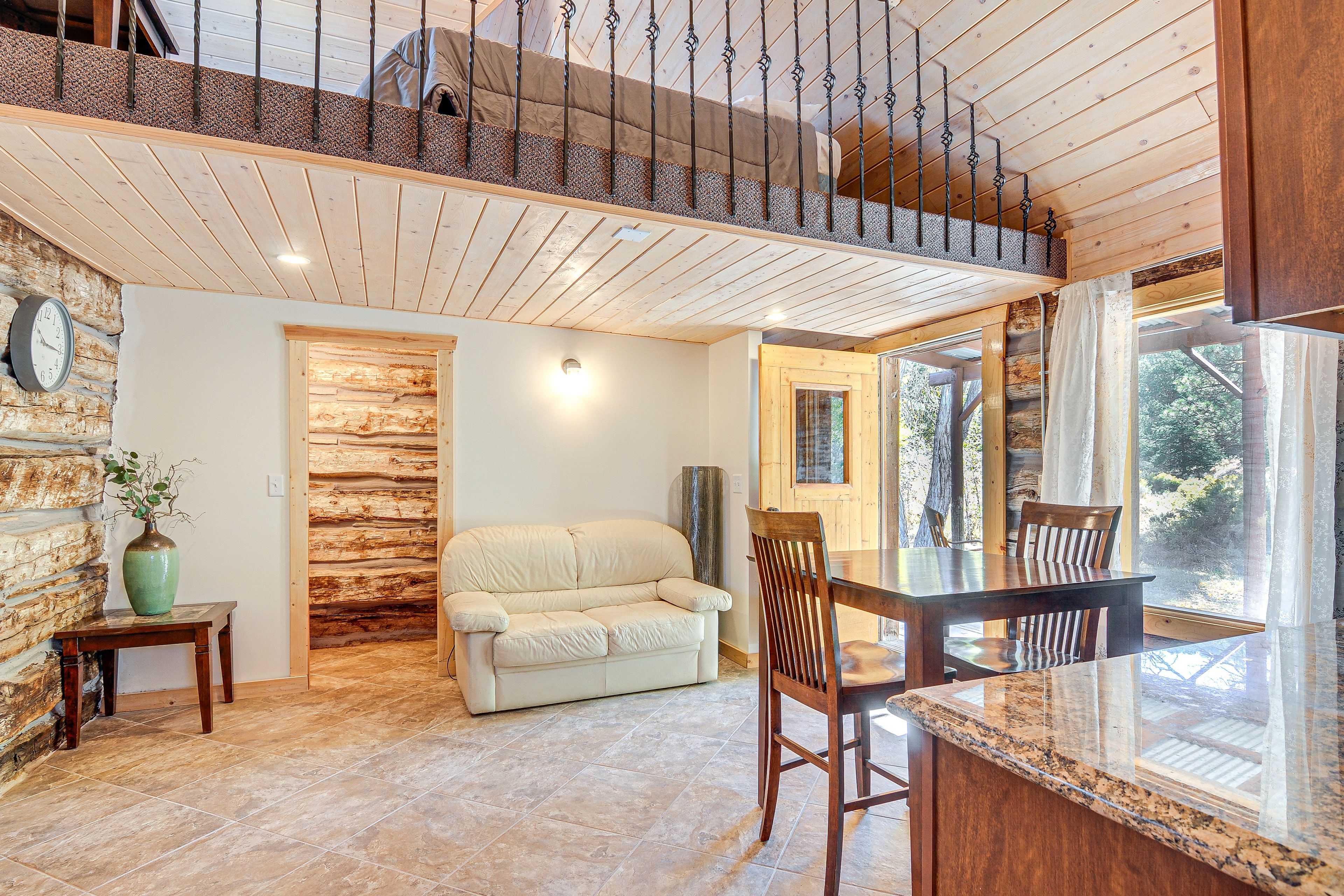 Dining | Living | Free WiFi | Central Heating & Air Conditioning