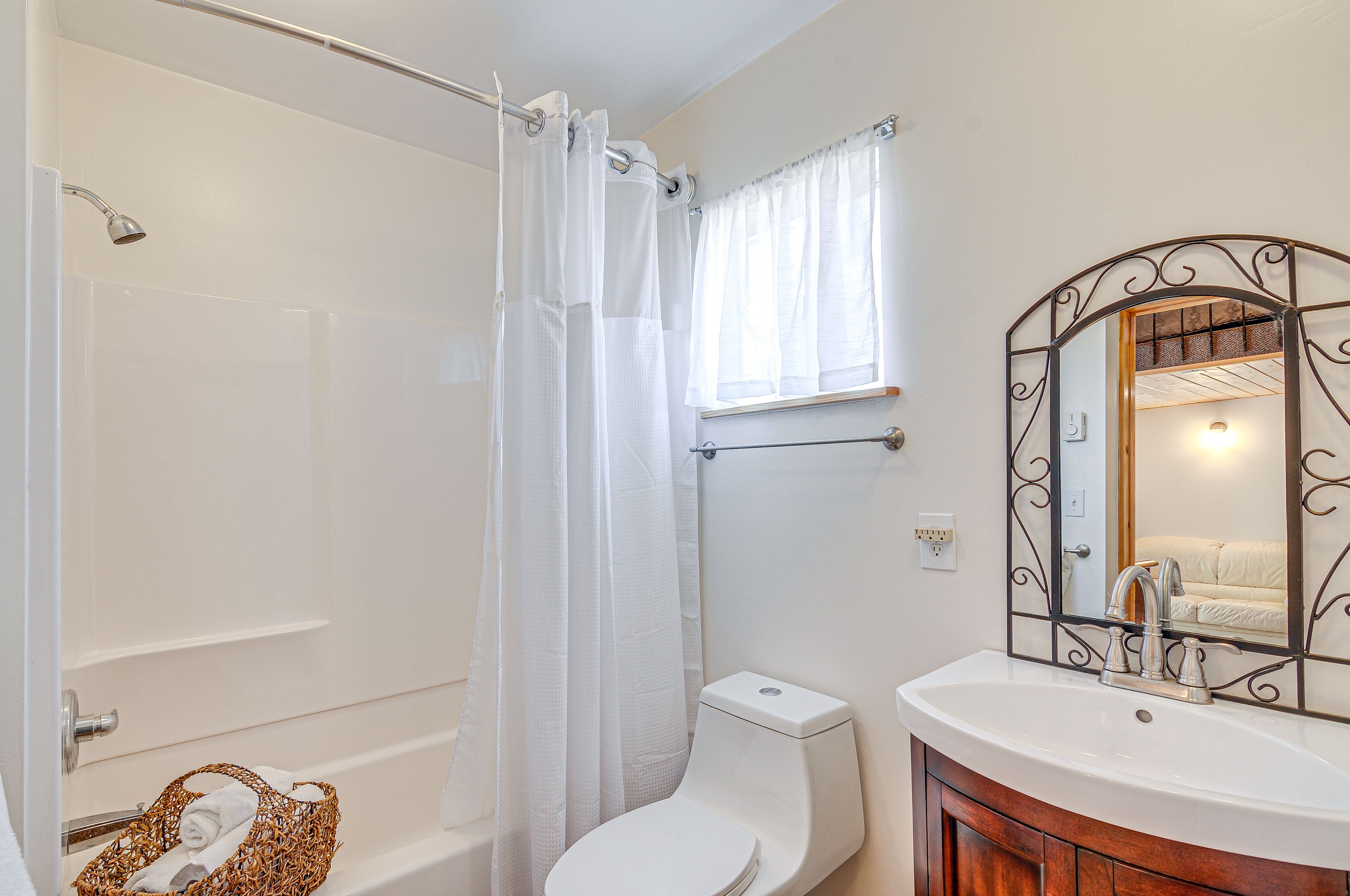 Full Bathroom | Complimentary Toiletries | 1st Floor