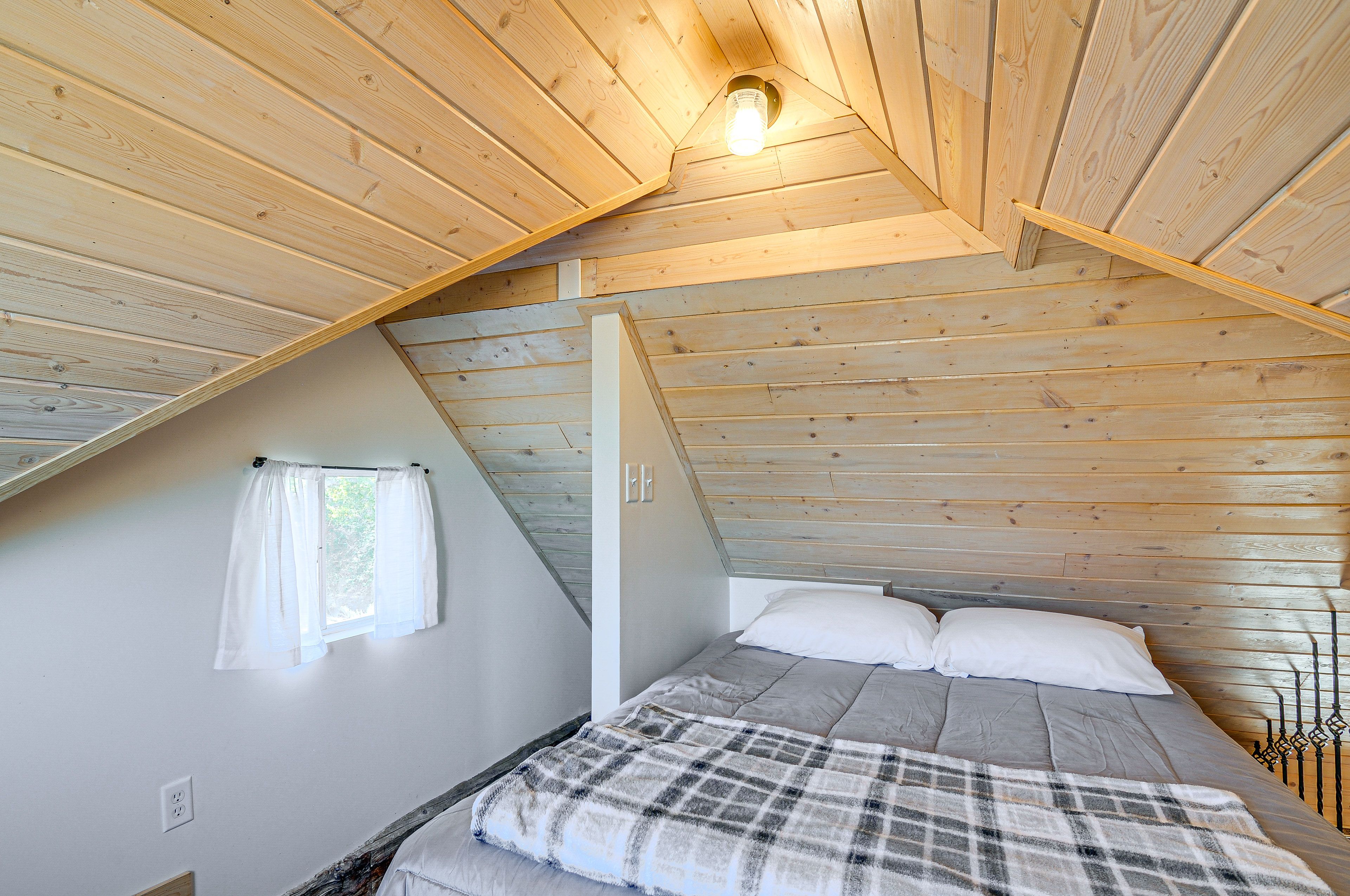 Bedroom (Loft) | Queen Bed | 2nd Floor