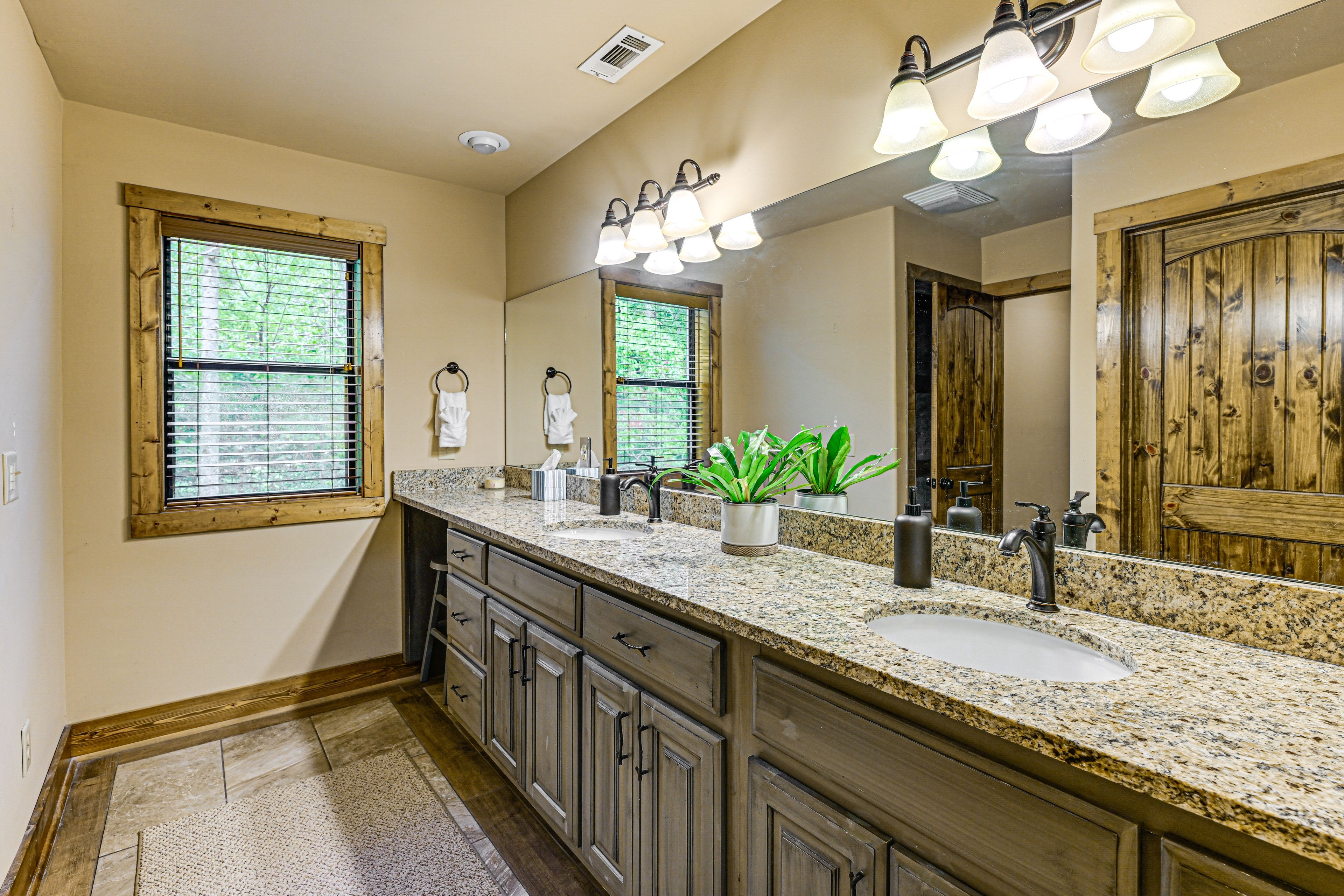 Full Bathroom | Main Level | Complimentary Toiletries