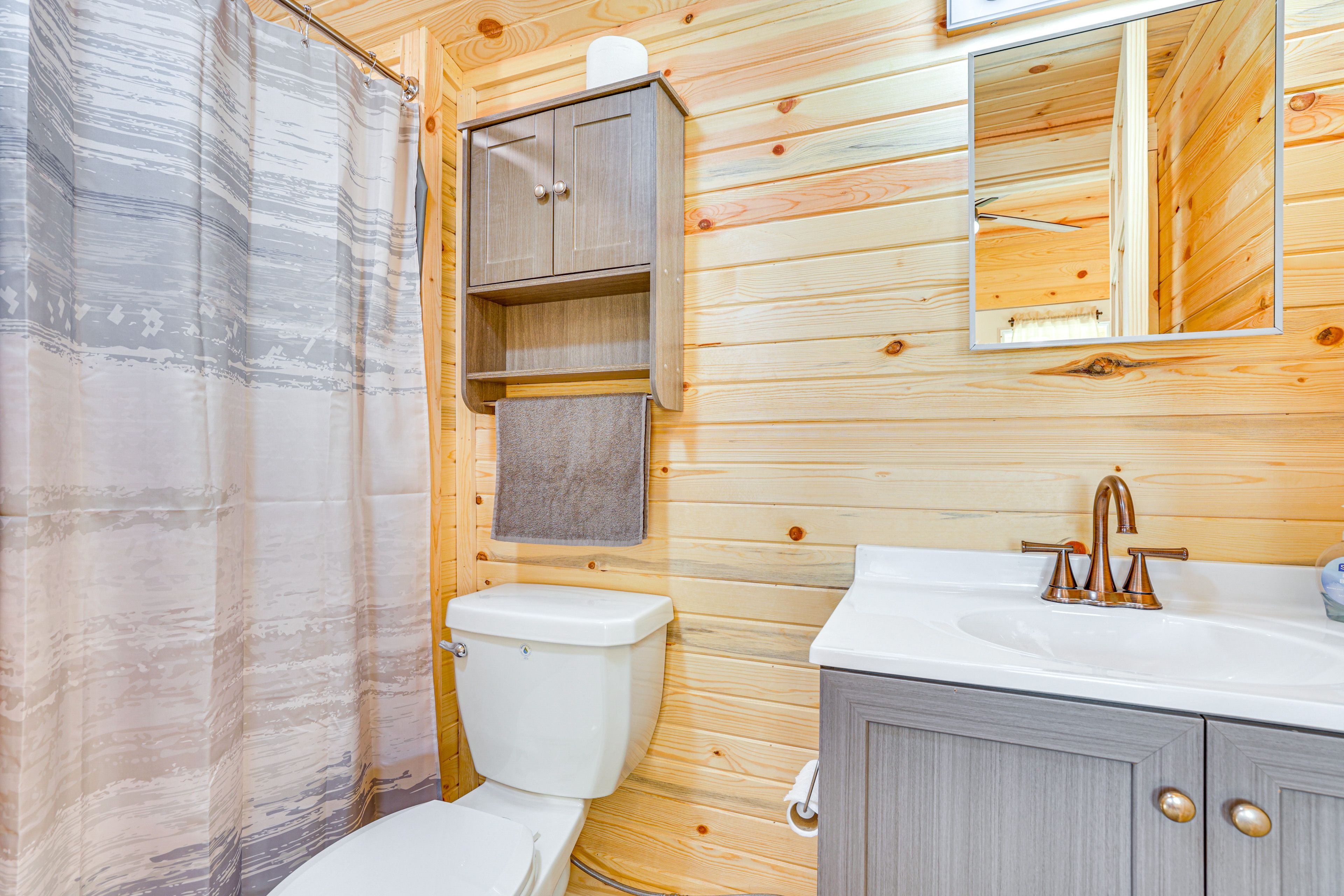 Full Bathroom | Complimentary Toiletries