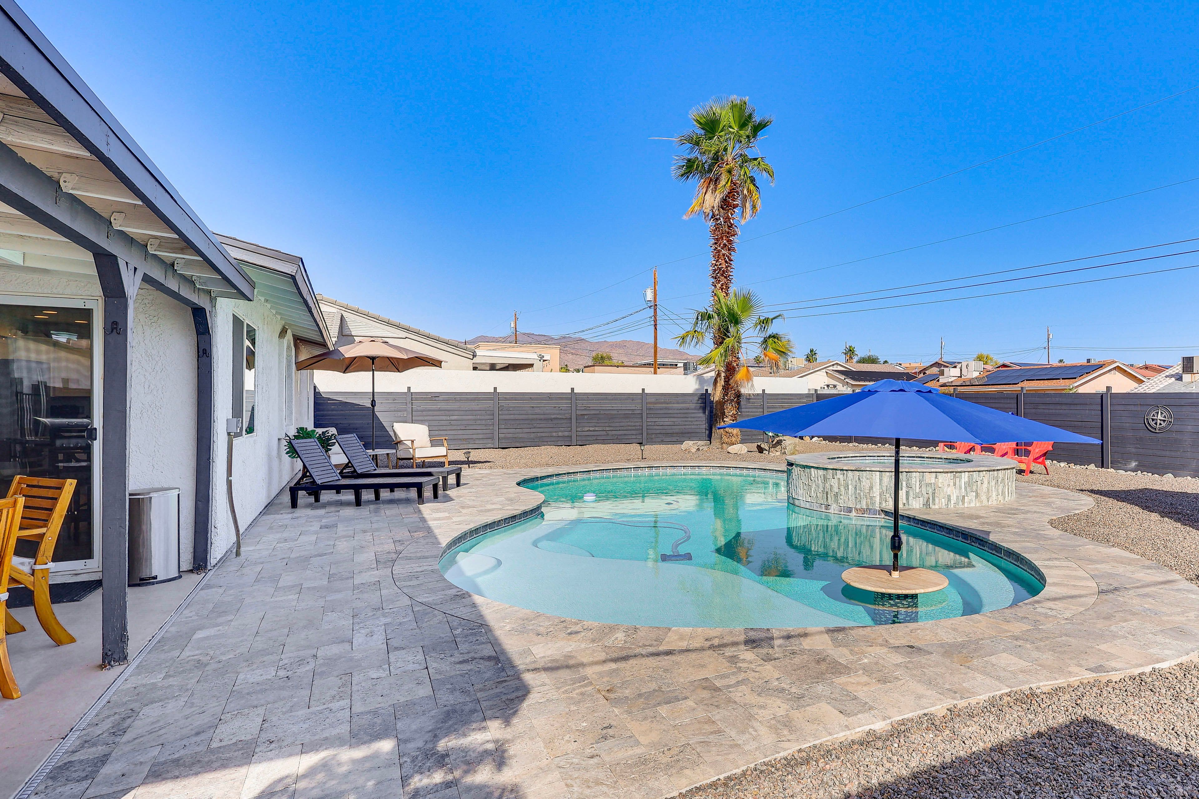 Private Outdoor Pool & Hot Tub (Depth 2.5'-7') | Baja Shelf