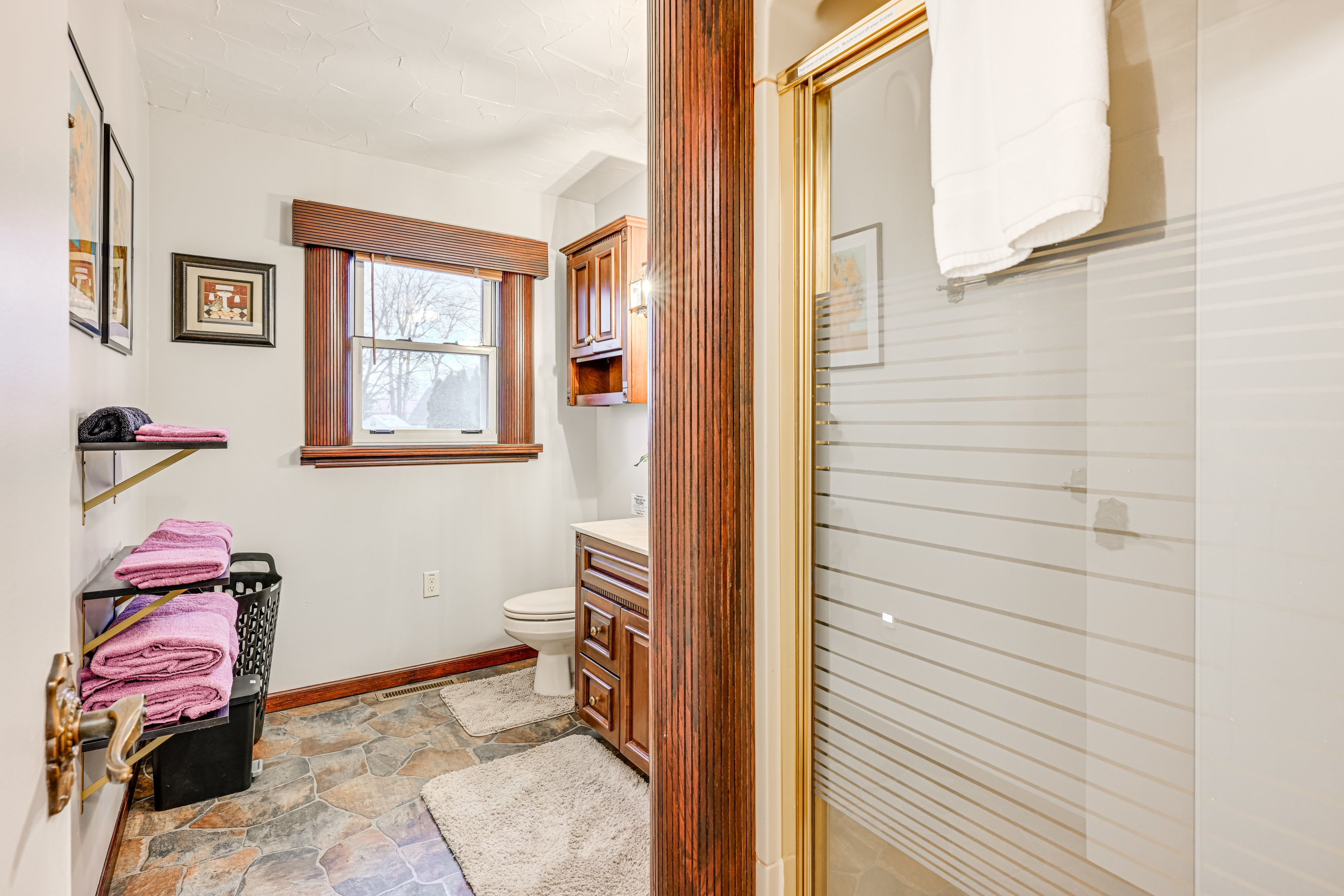 Full Bathroom | Towels Provided