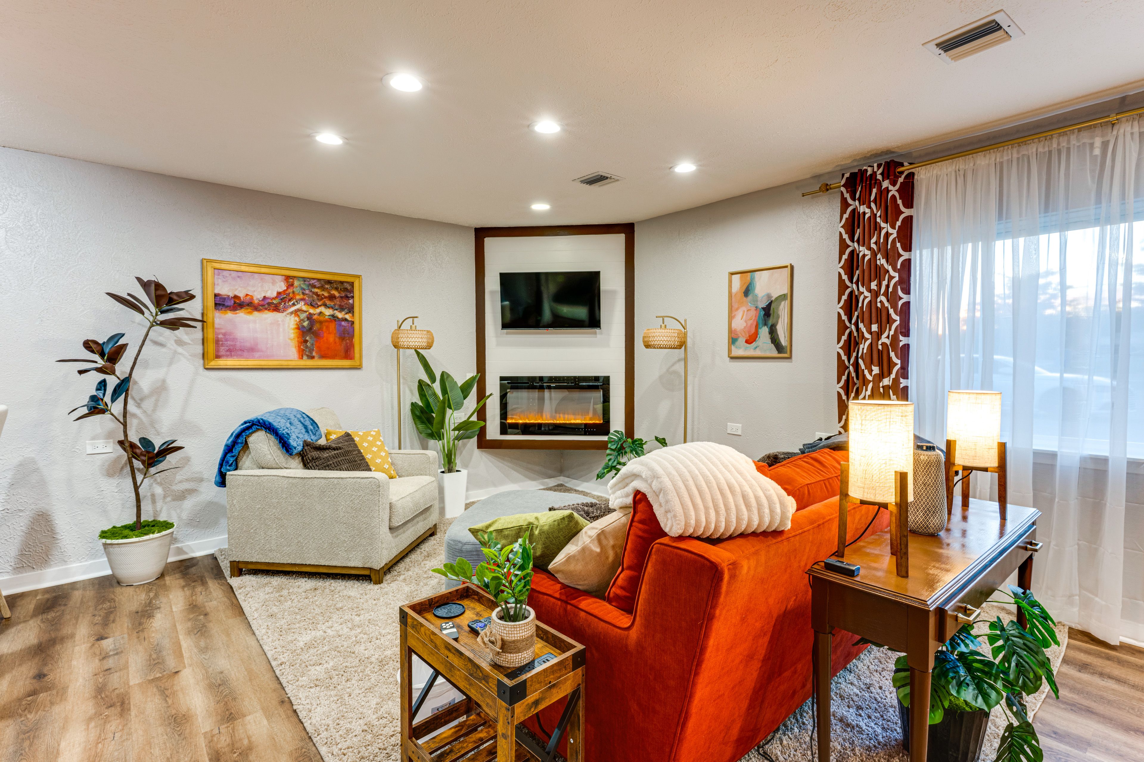 Living Room | Free WiFi | Smart TV | Central A/C | Fireplace