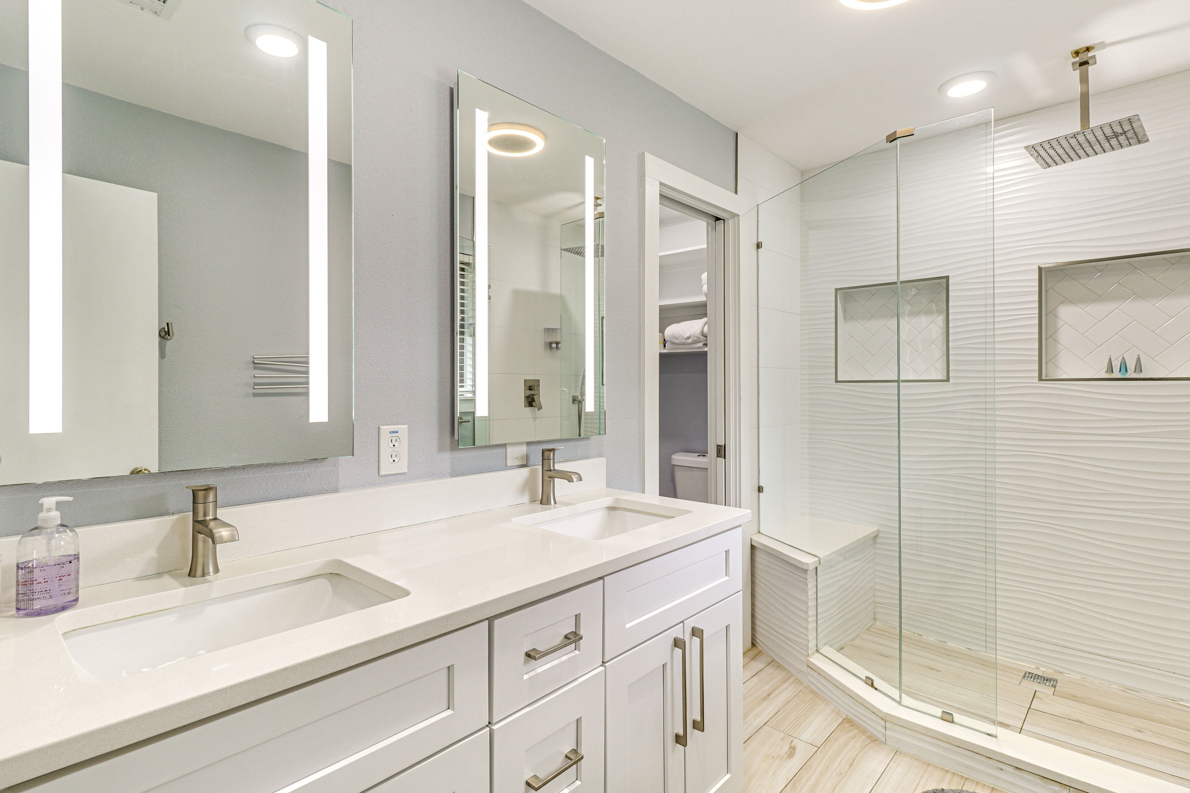 Full Bathroom | Complimentary Toiletries | Towels Provided