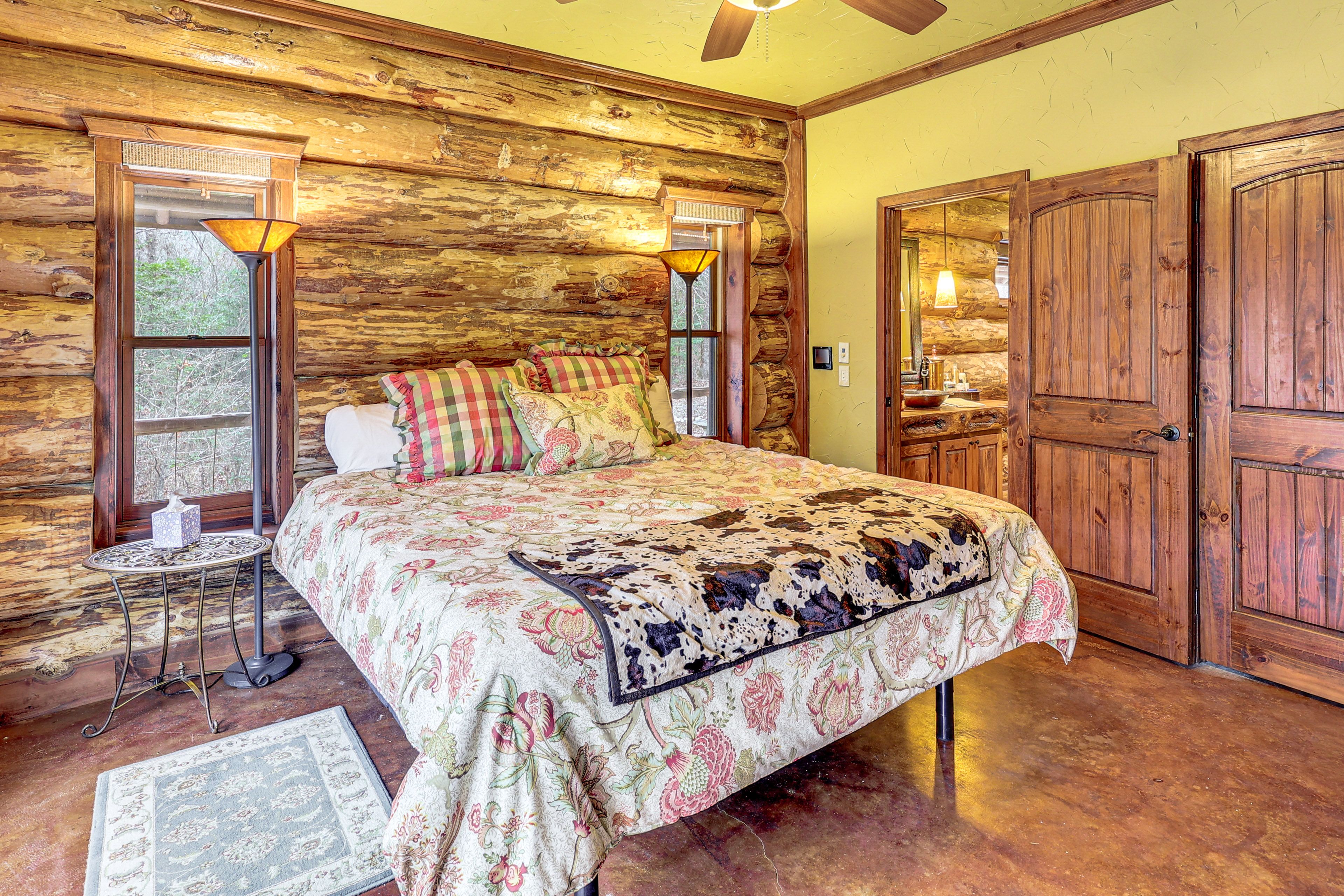 Bedroom 1 | King Bed | Flat-Screen TV | En-Suite Bathroom | 1st Floor