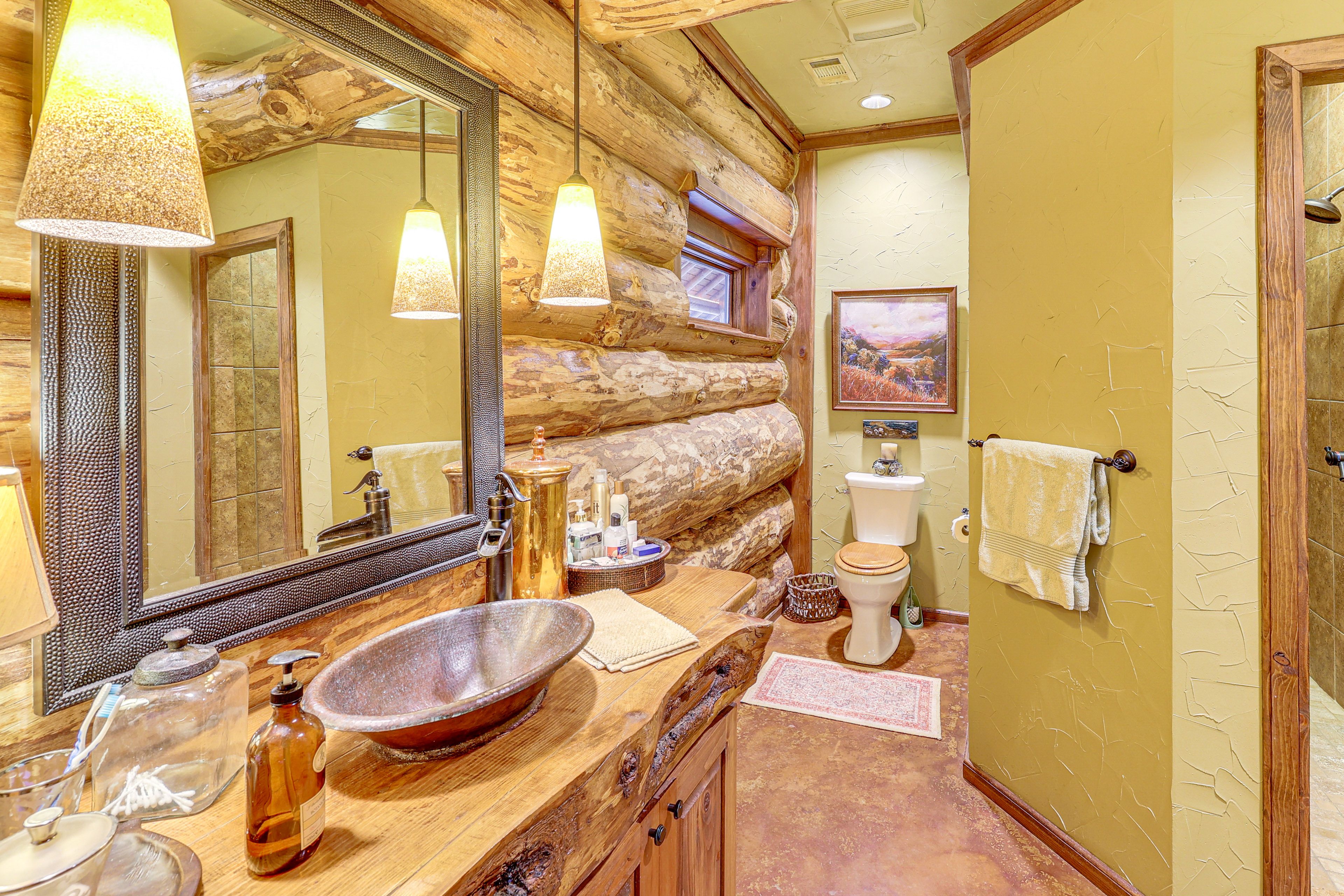 En-Suite Bathroom | Towels & Linens Provided | 1st Floor
