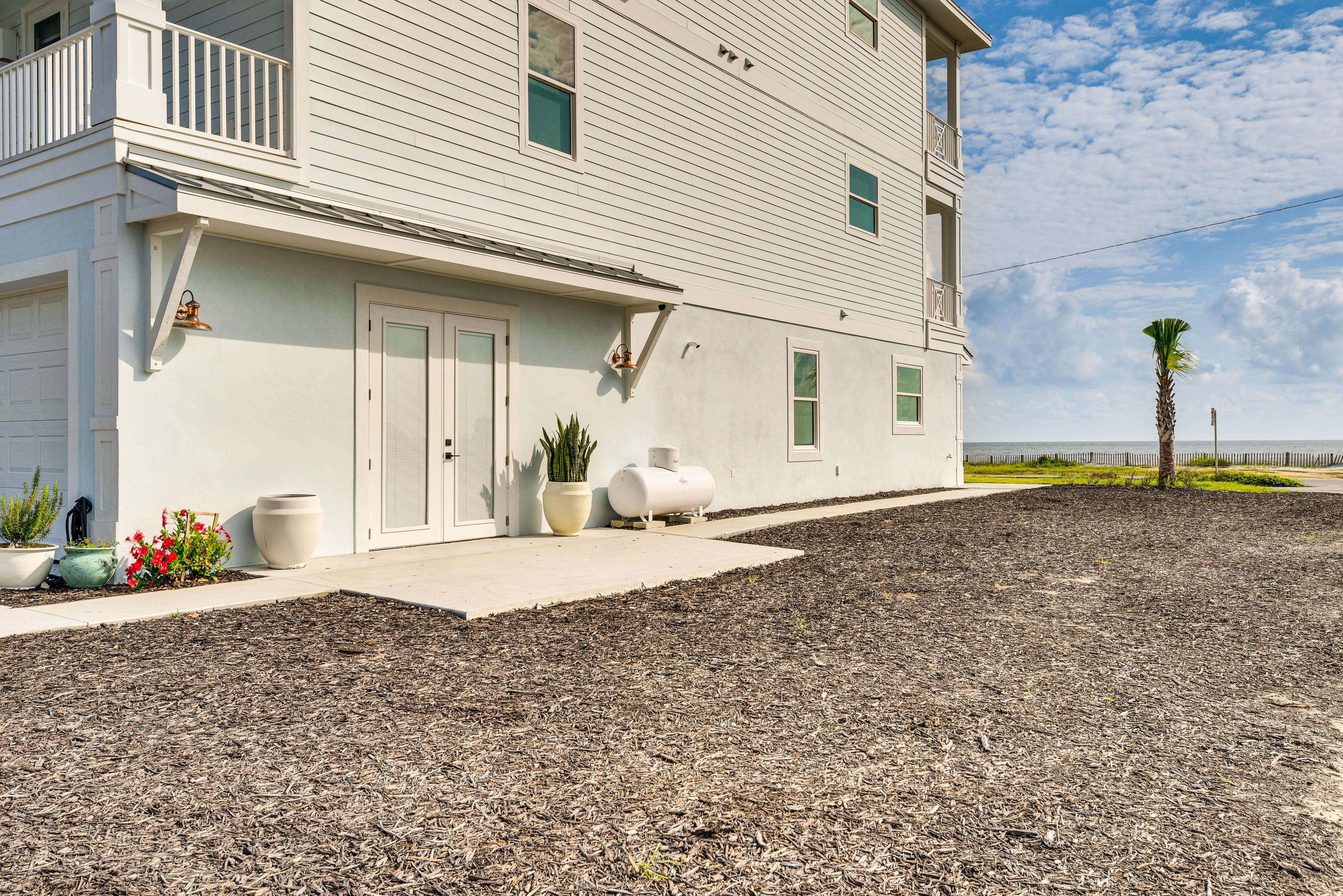 Apartment Exterior | Parking | Driveway (1 Vehicle)