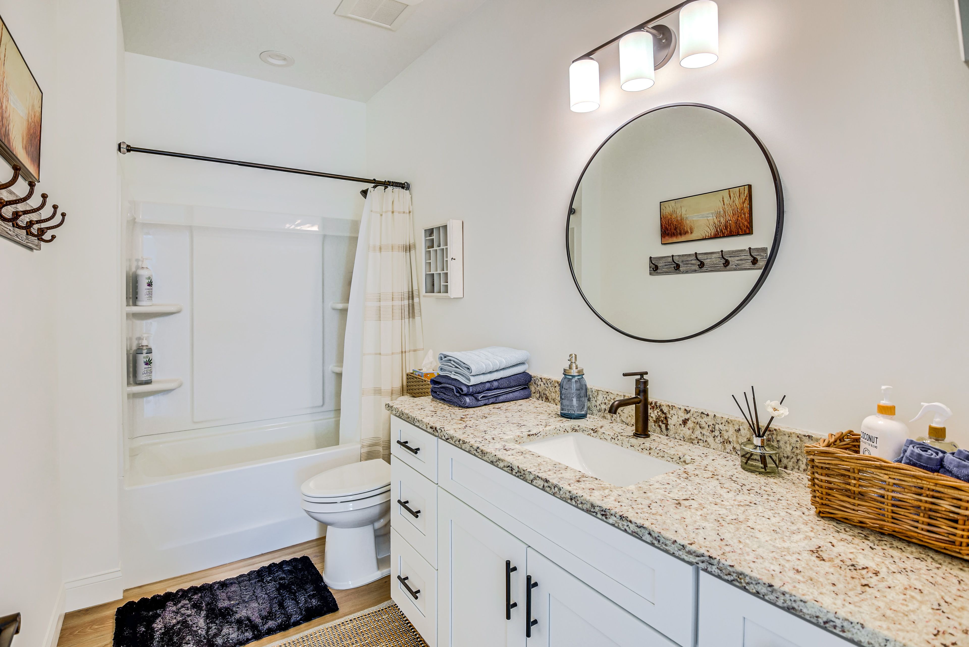 Full Bathroom | Towels Provided