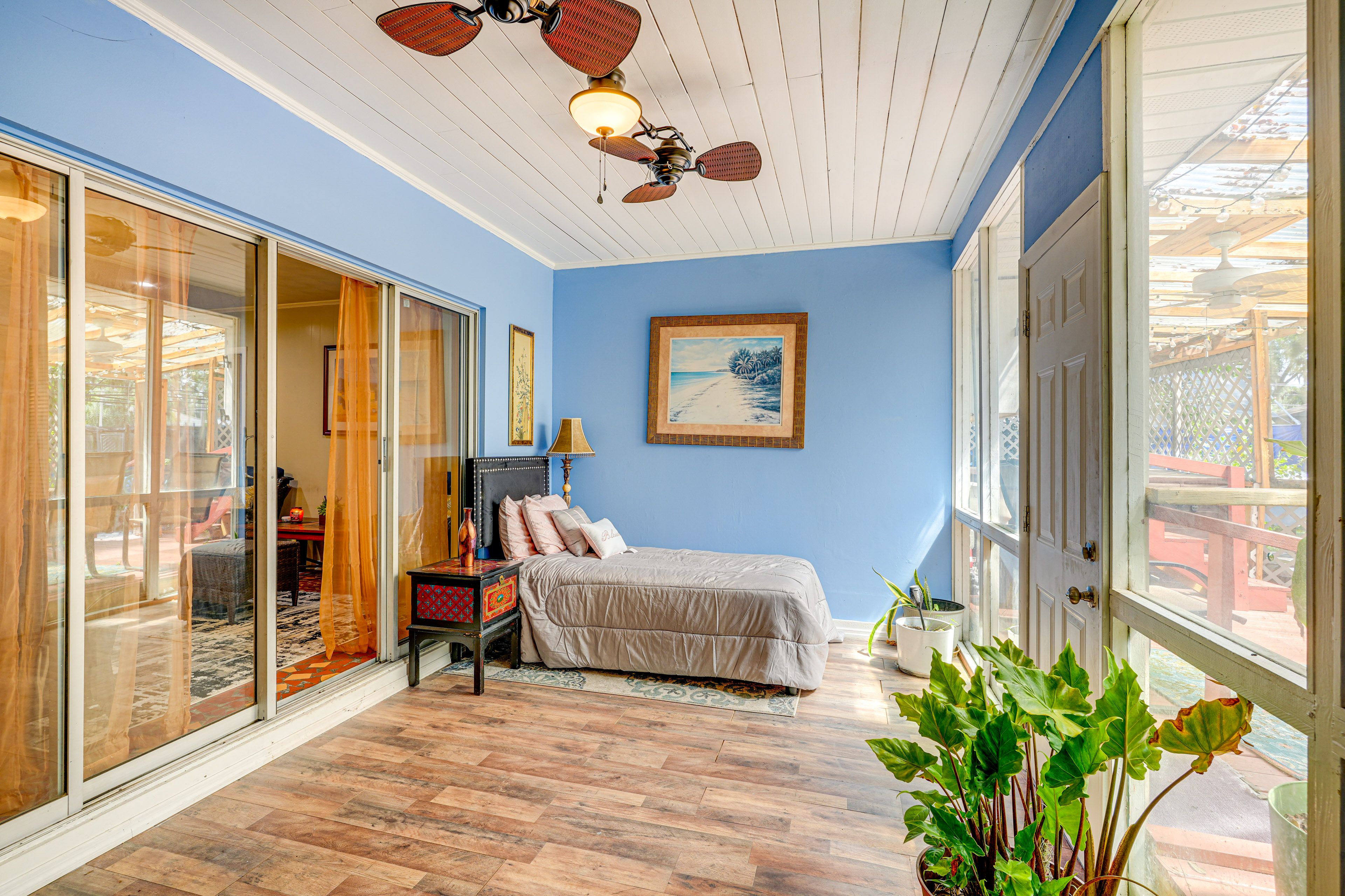 Florida Room | Queen Bed