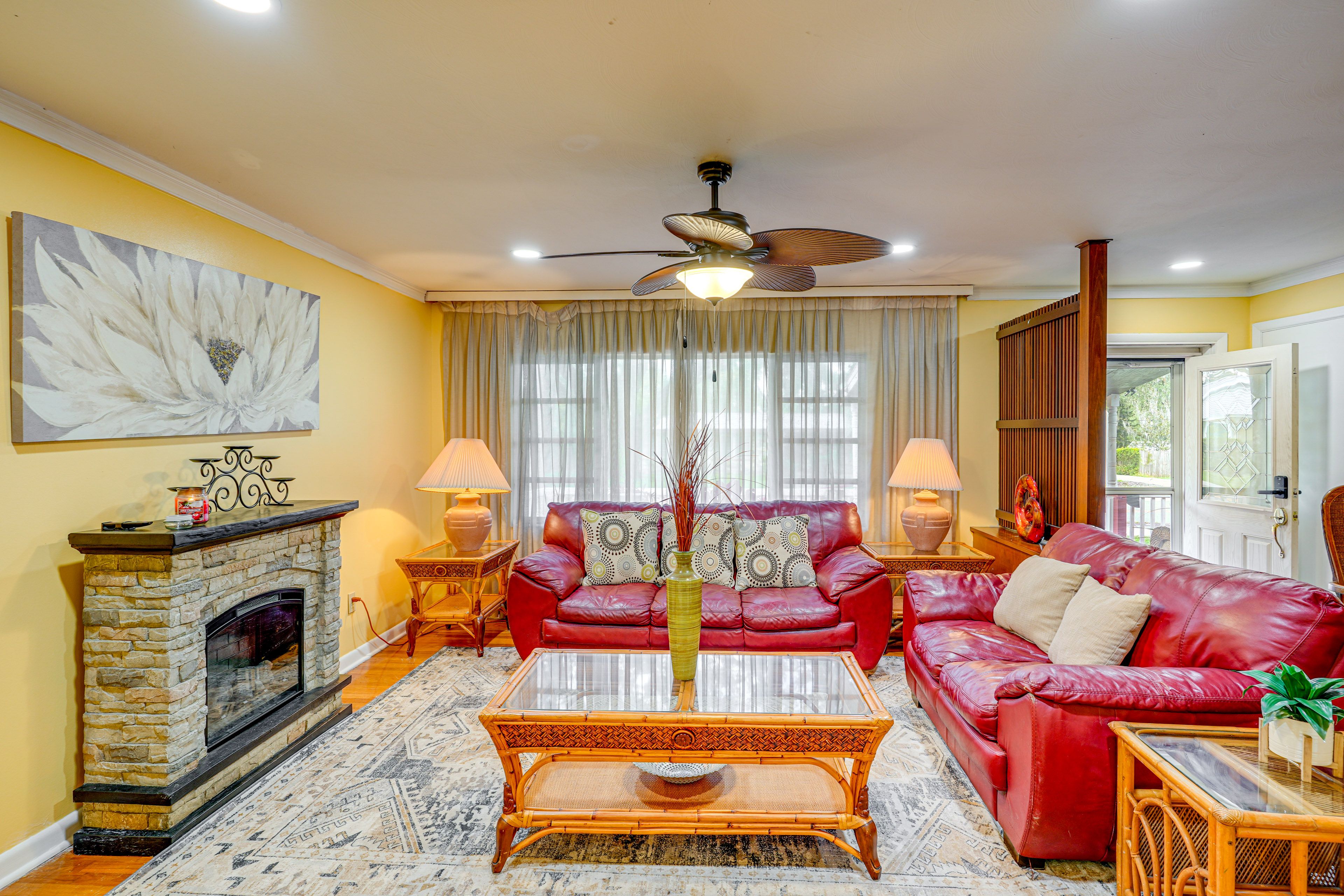 Living Room | Central Heating & A/C | Smart TVs | Free WiFi