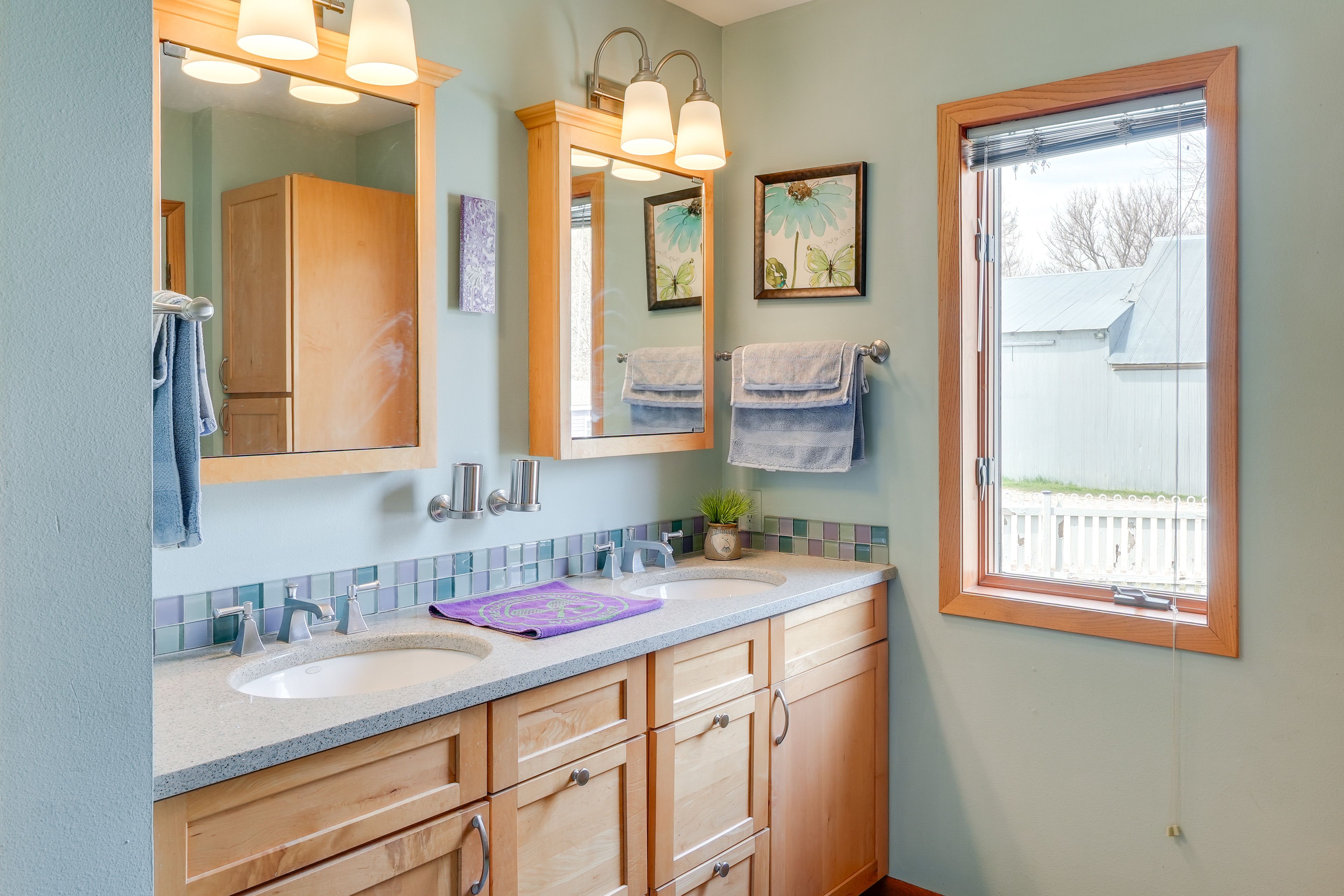 Full Bathroom | 1st Floor | Complimentary Toiletries | Towels Provided