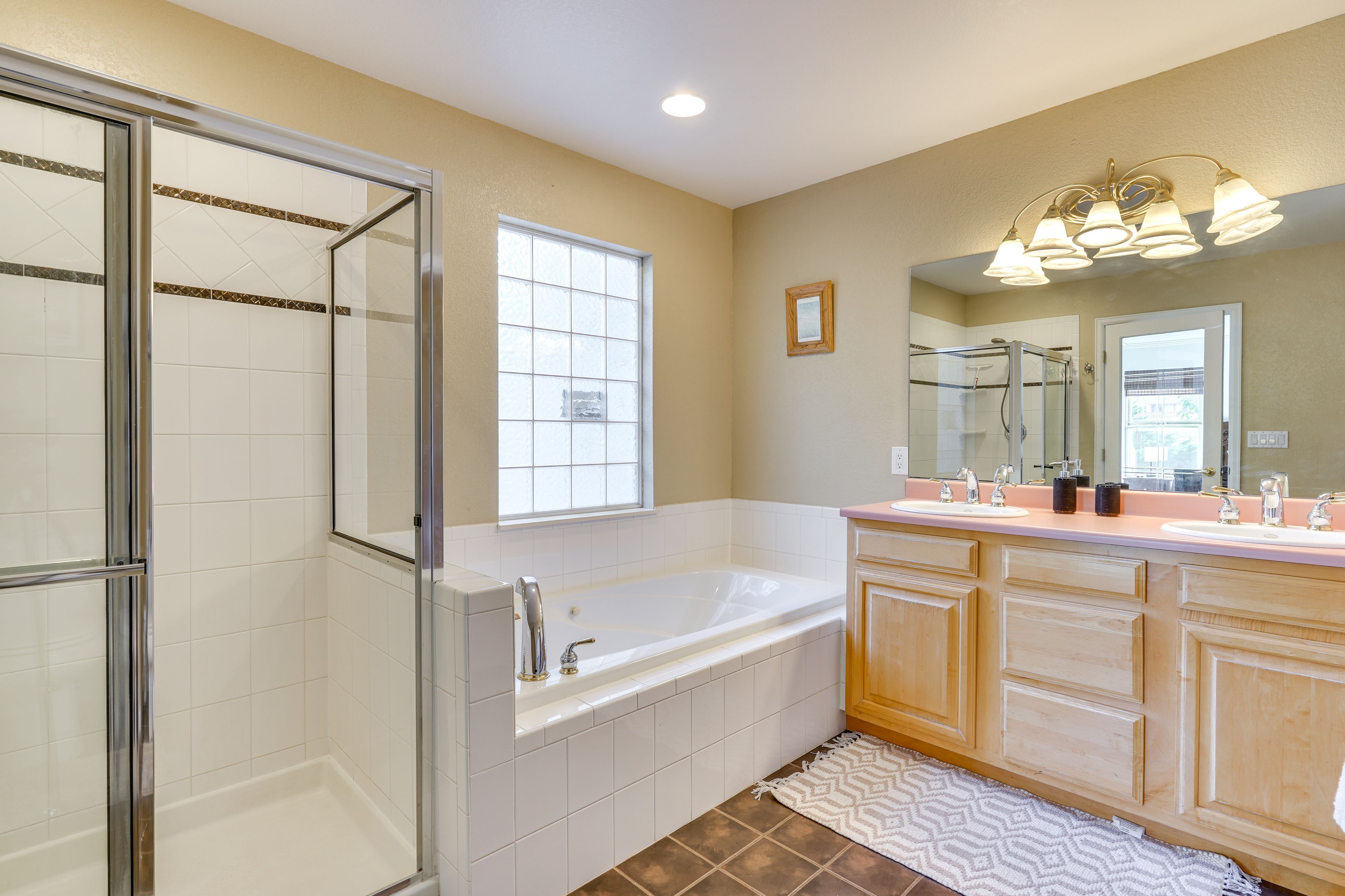 Full Bathroom | Towels Provided
