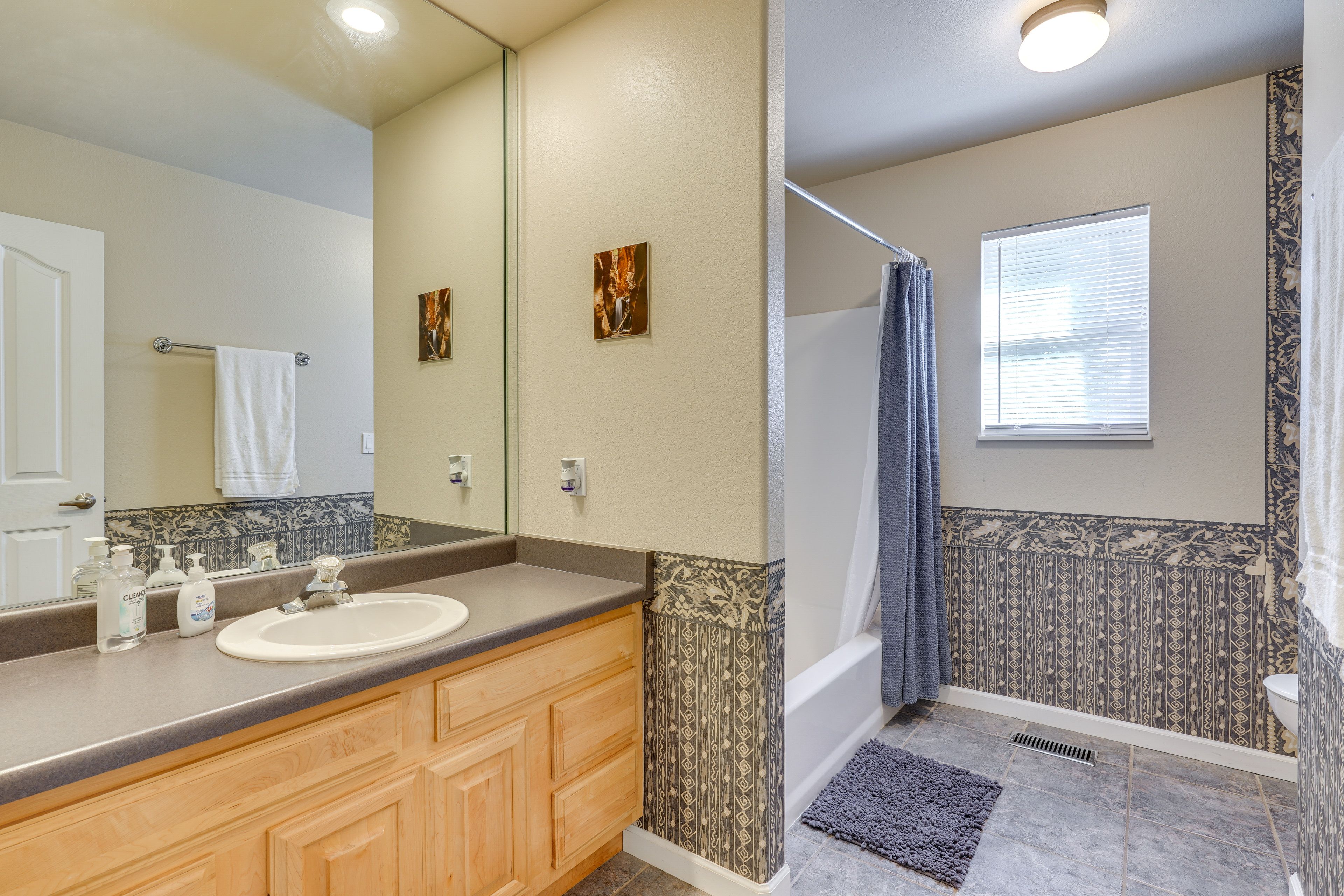 Full Bathroom | Towels Provided