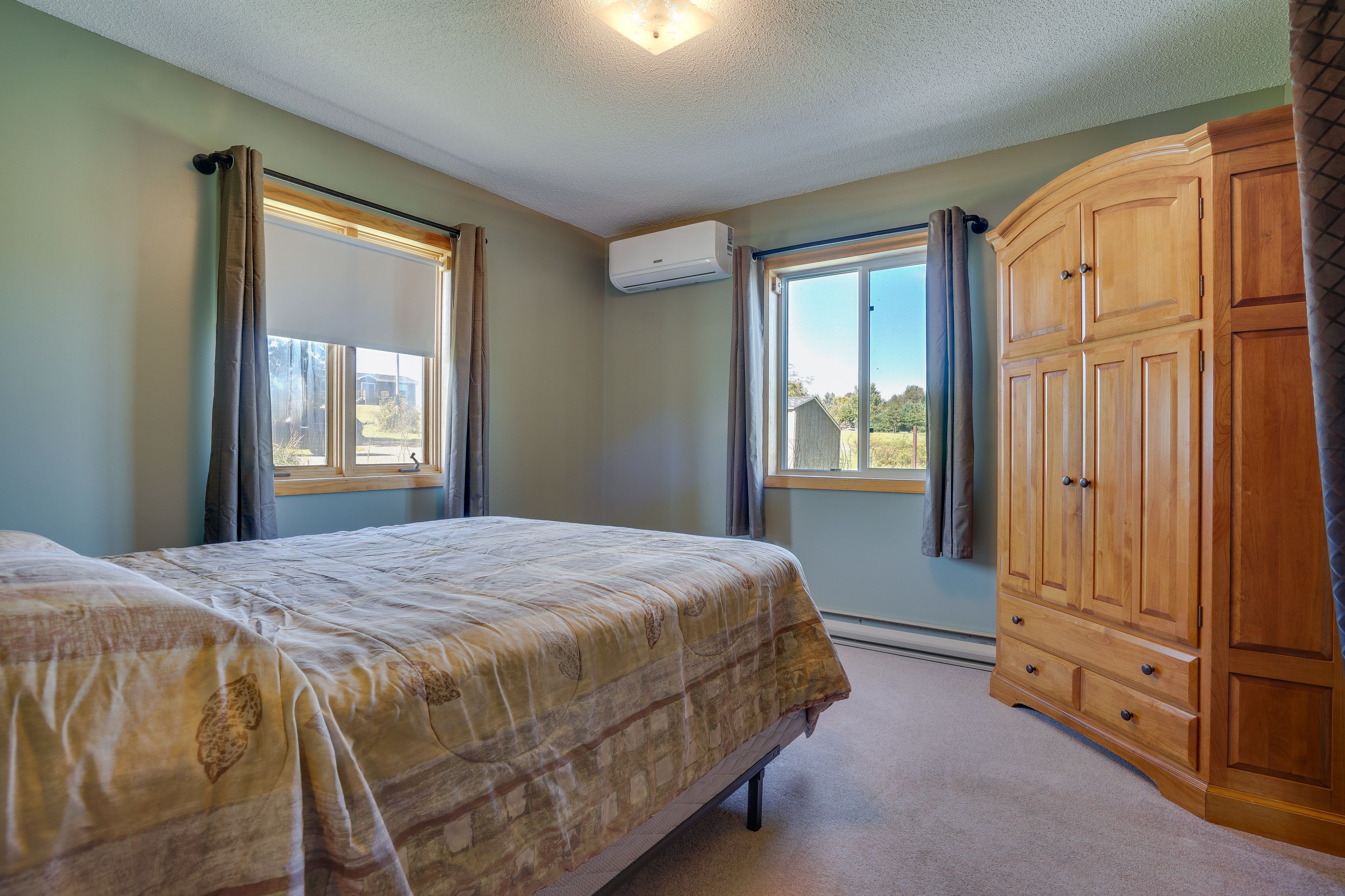 Bedroom 1 | Queen Bed | Linens Provided | 1st Floor