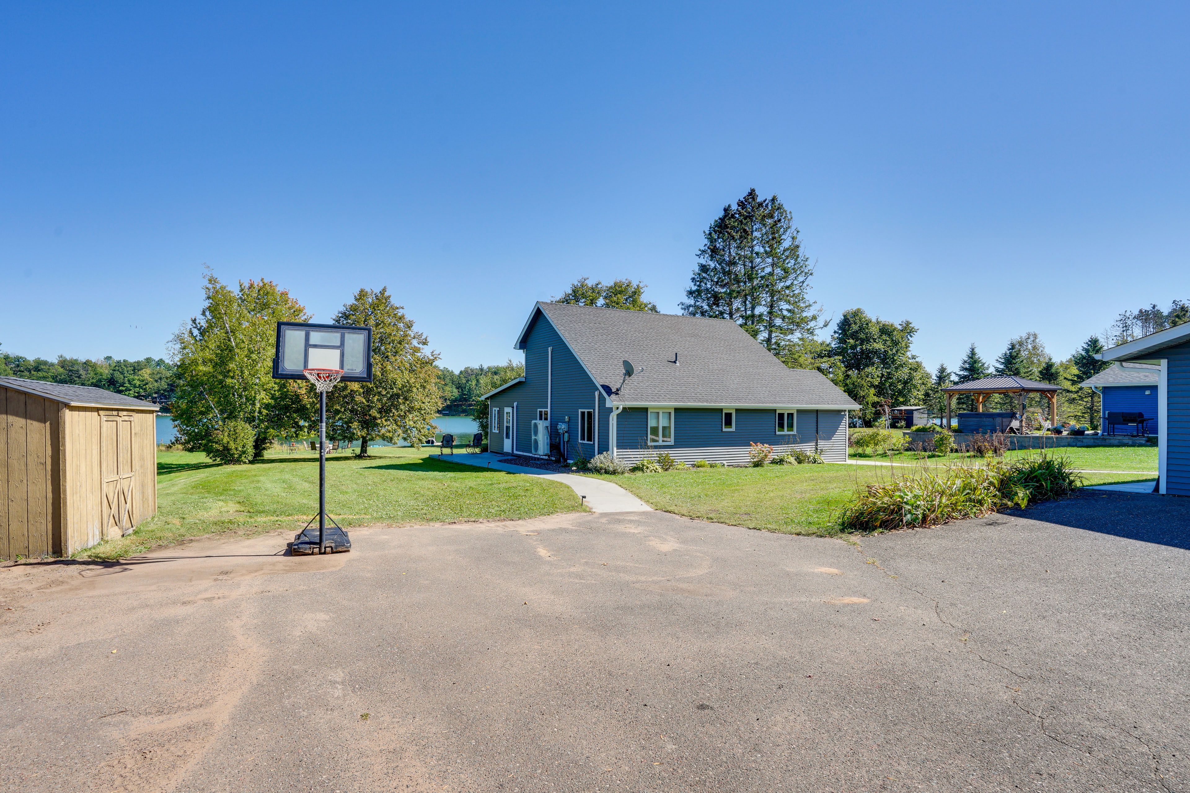 Exterior | Driveway (4 Vehicles)
