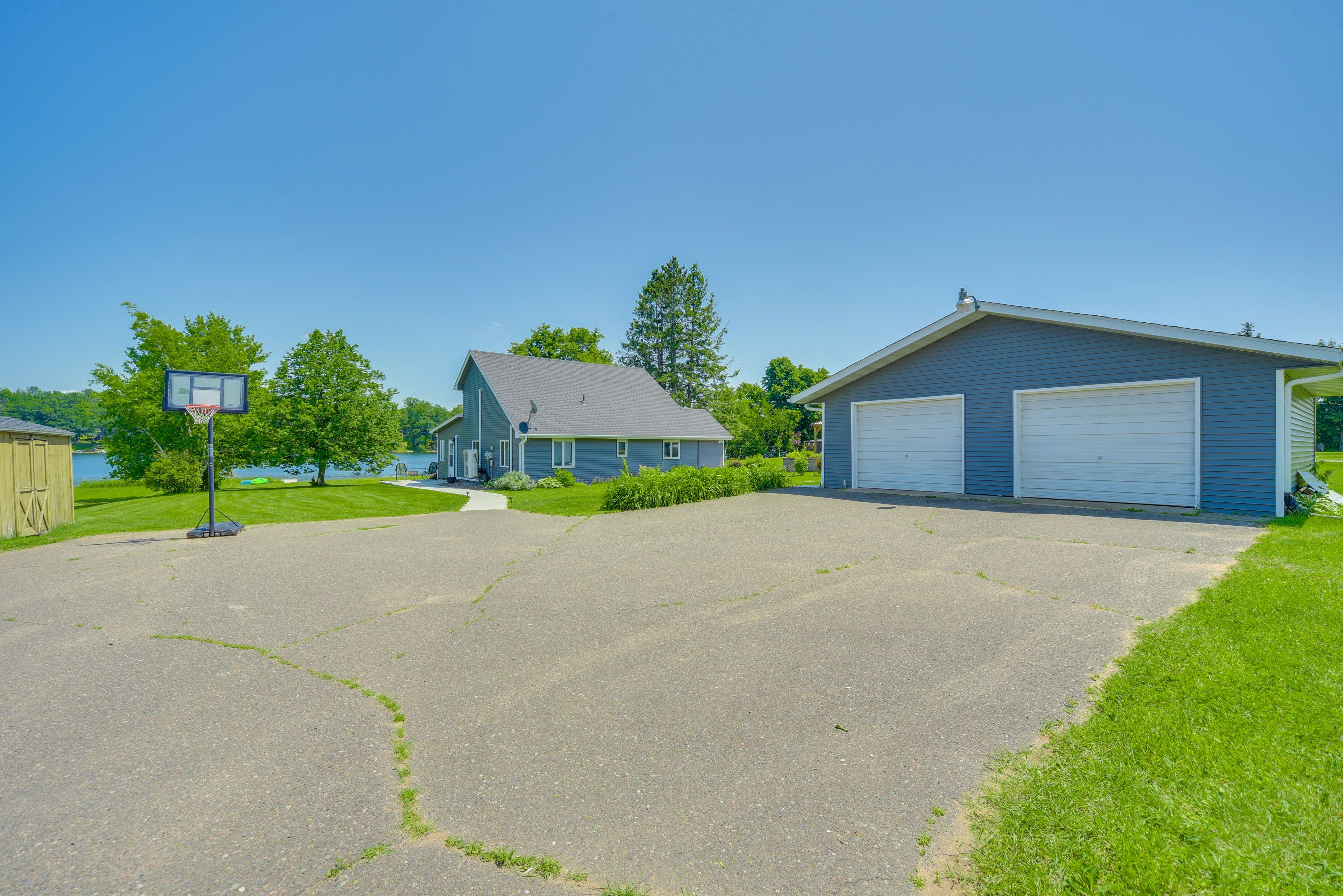 Exterior | Driveway (4 Vehicles)