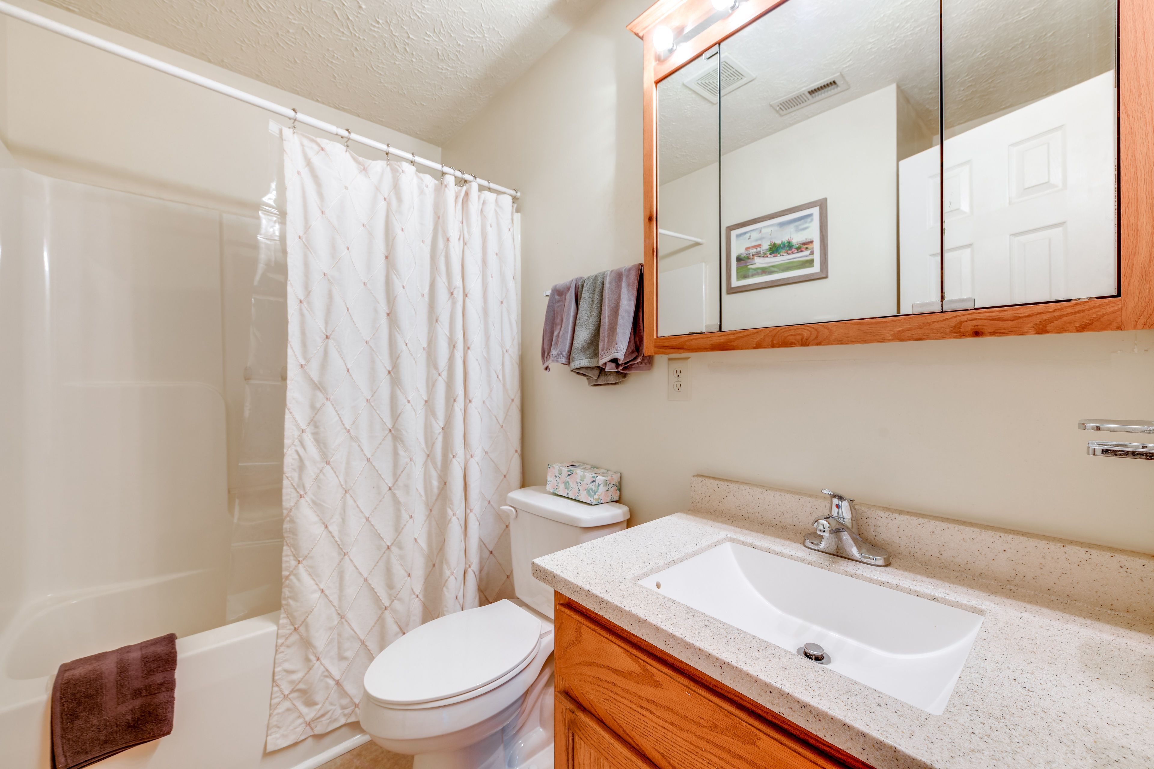 Full Bathroom | Towels Provided