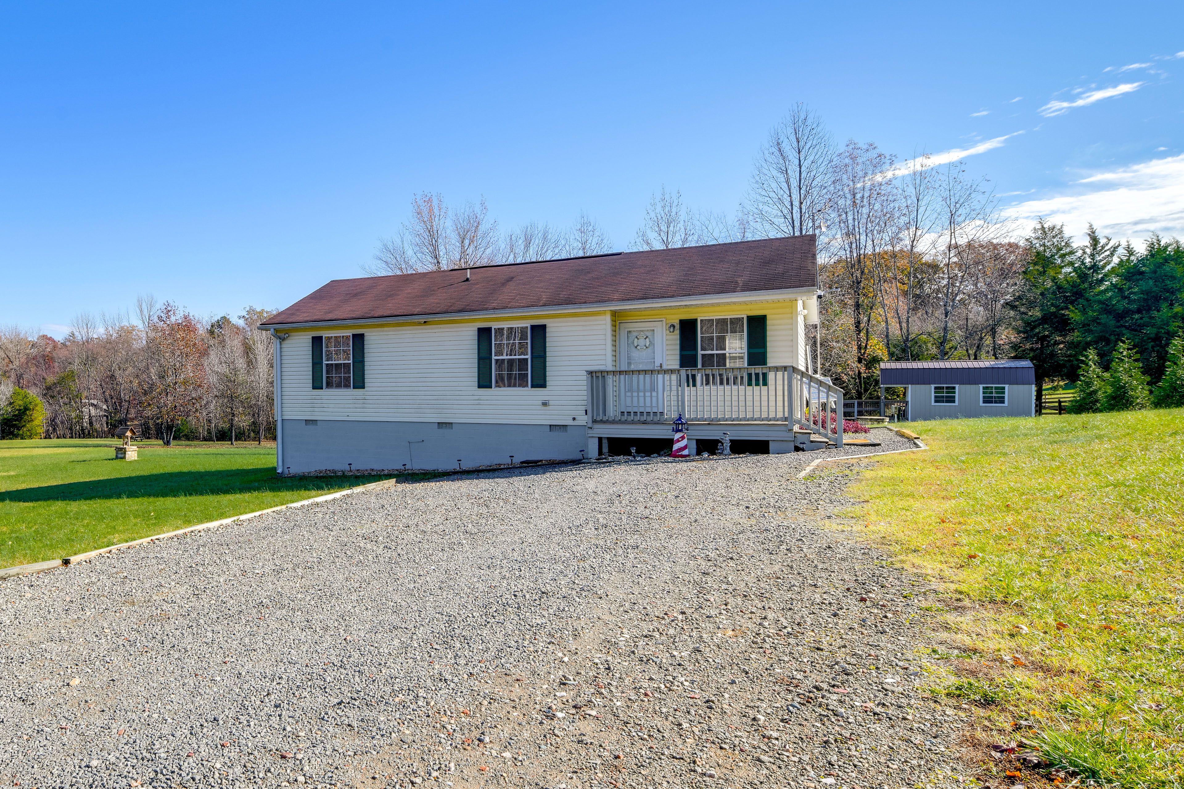 Parking | Driveway (6 Vehicles) | Trailer & Boat Parking