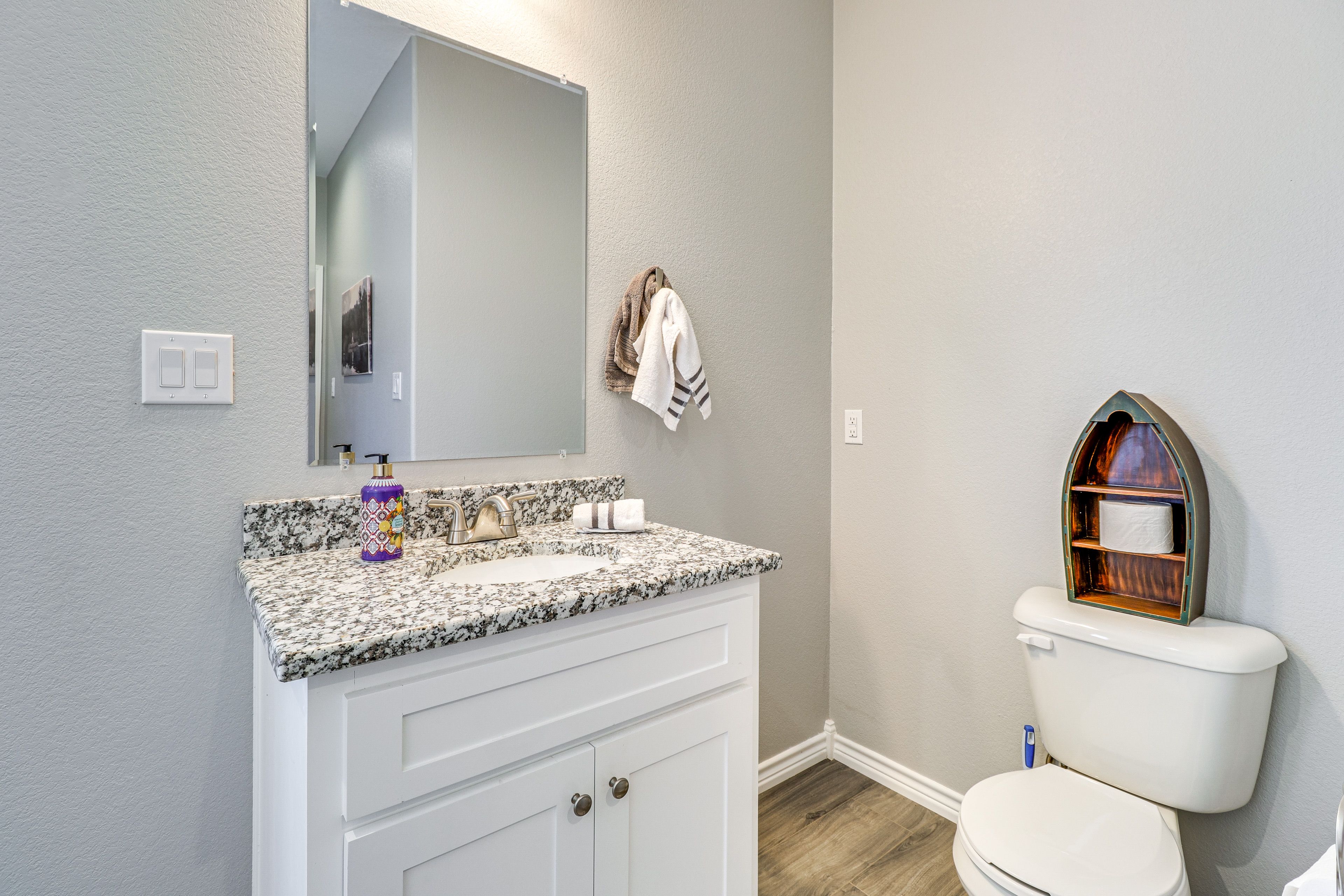 Half Bathroom | 1st Floor | Towels Provided