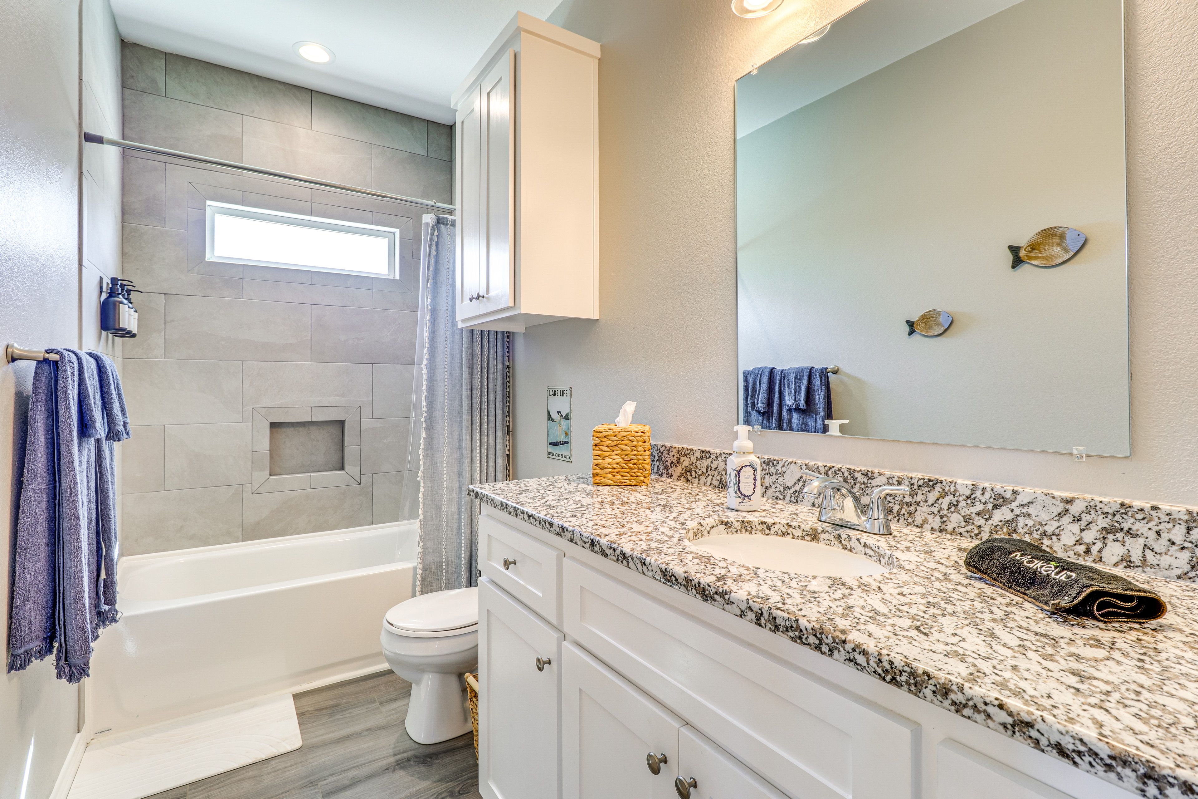 Full Bathroom | 2nd Floor | Towels Provided