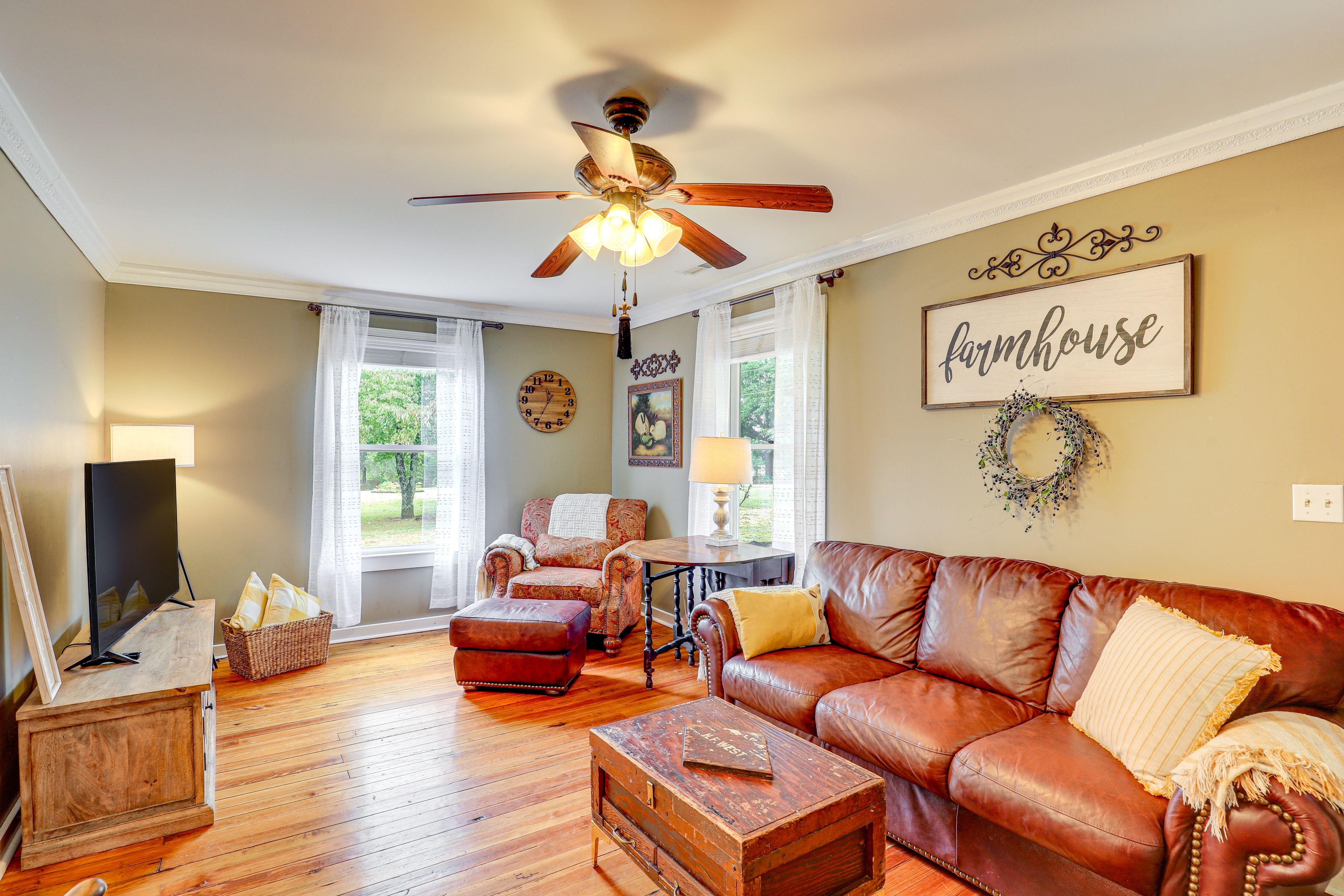 Living Room | Free WiFi | Central A/C & Heat | Smart TVs