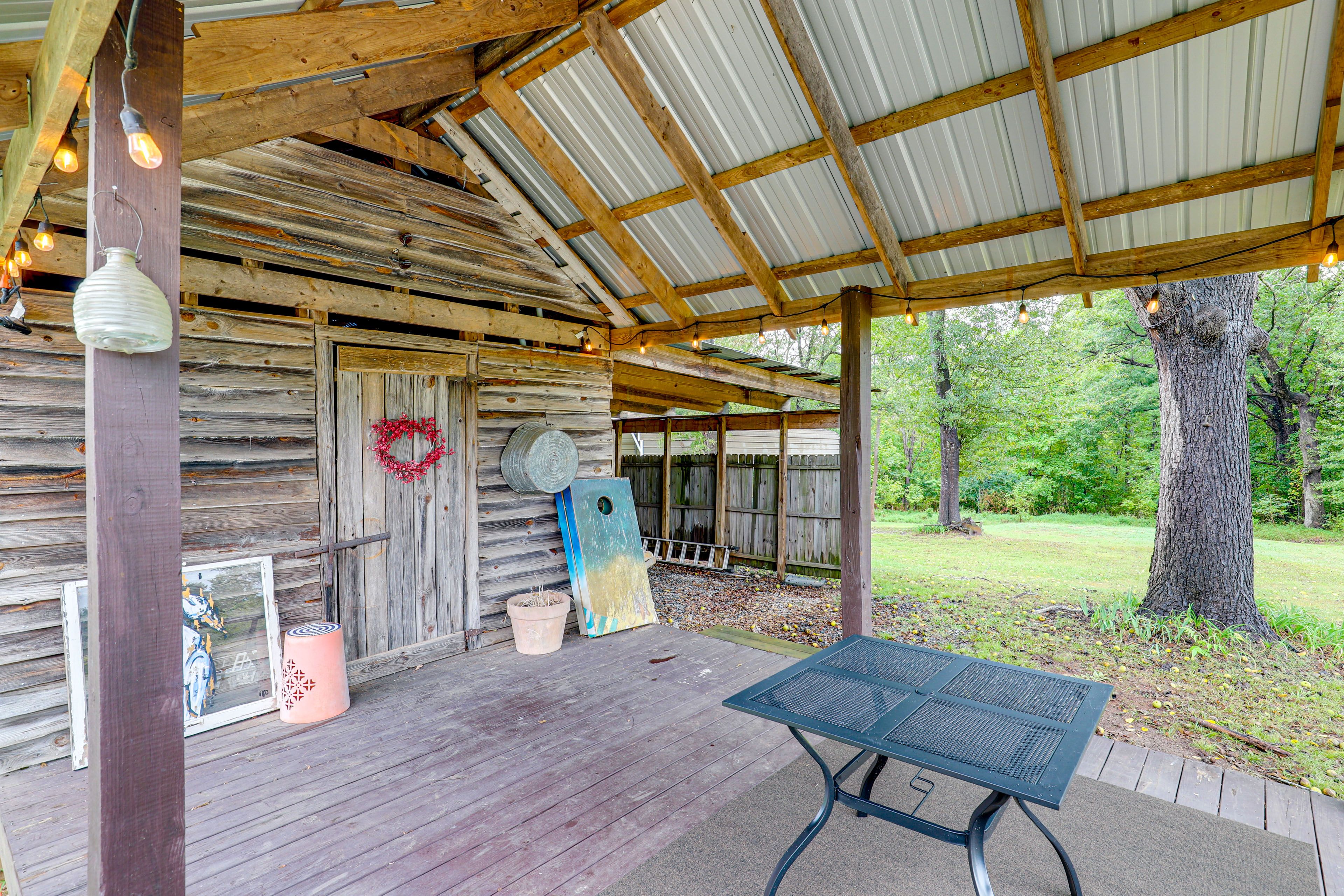 Barn w/ Porch | Cornhole