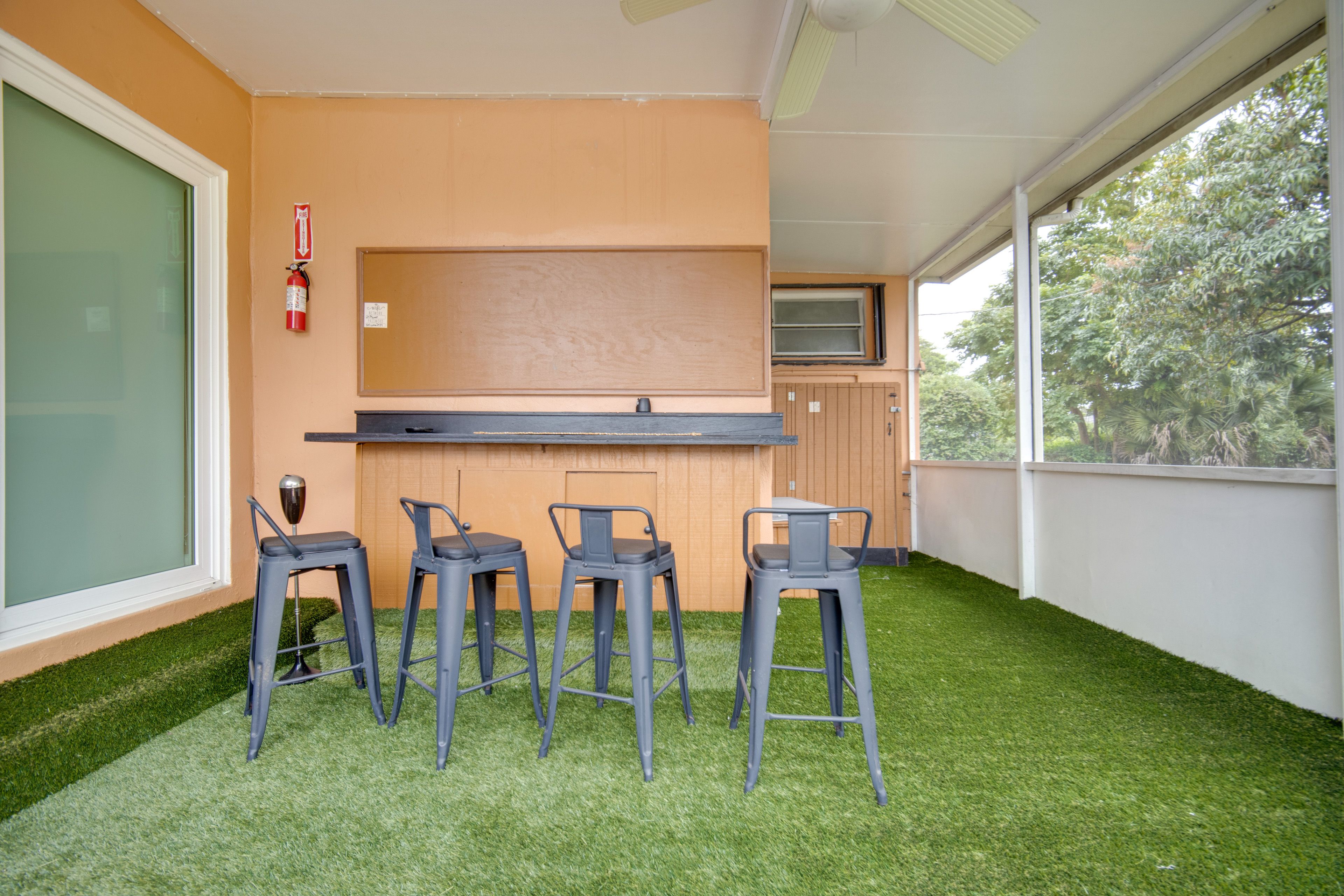 Screened Porch | Bar Dining Area
