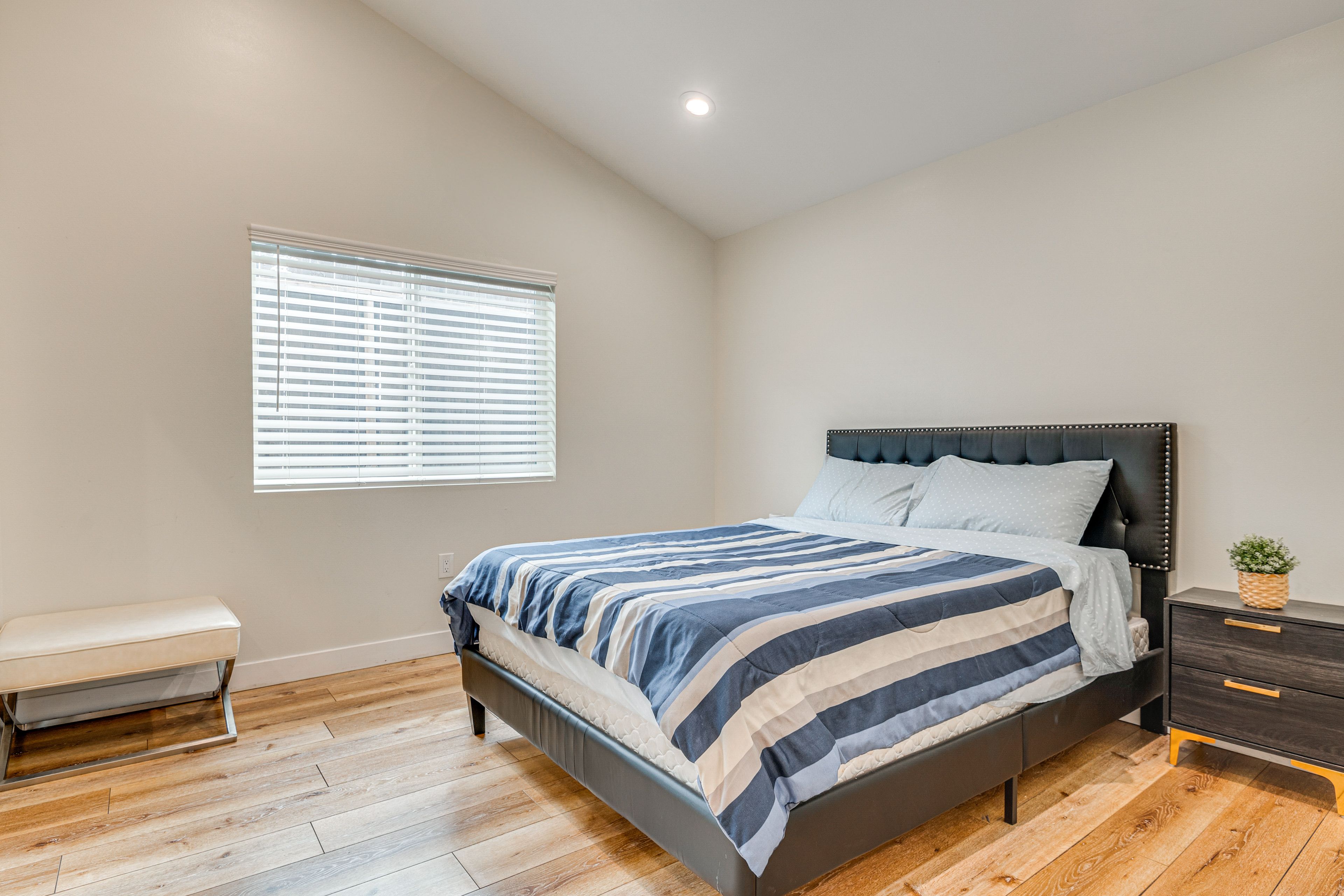 Bedroom 2 | Queen Bed