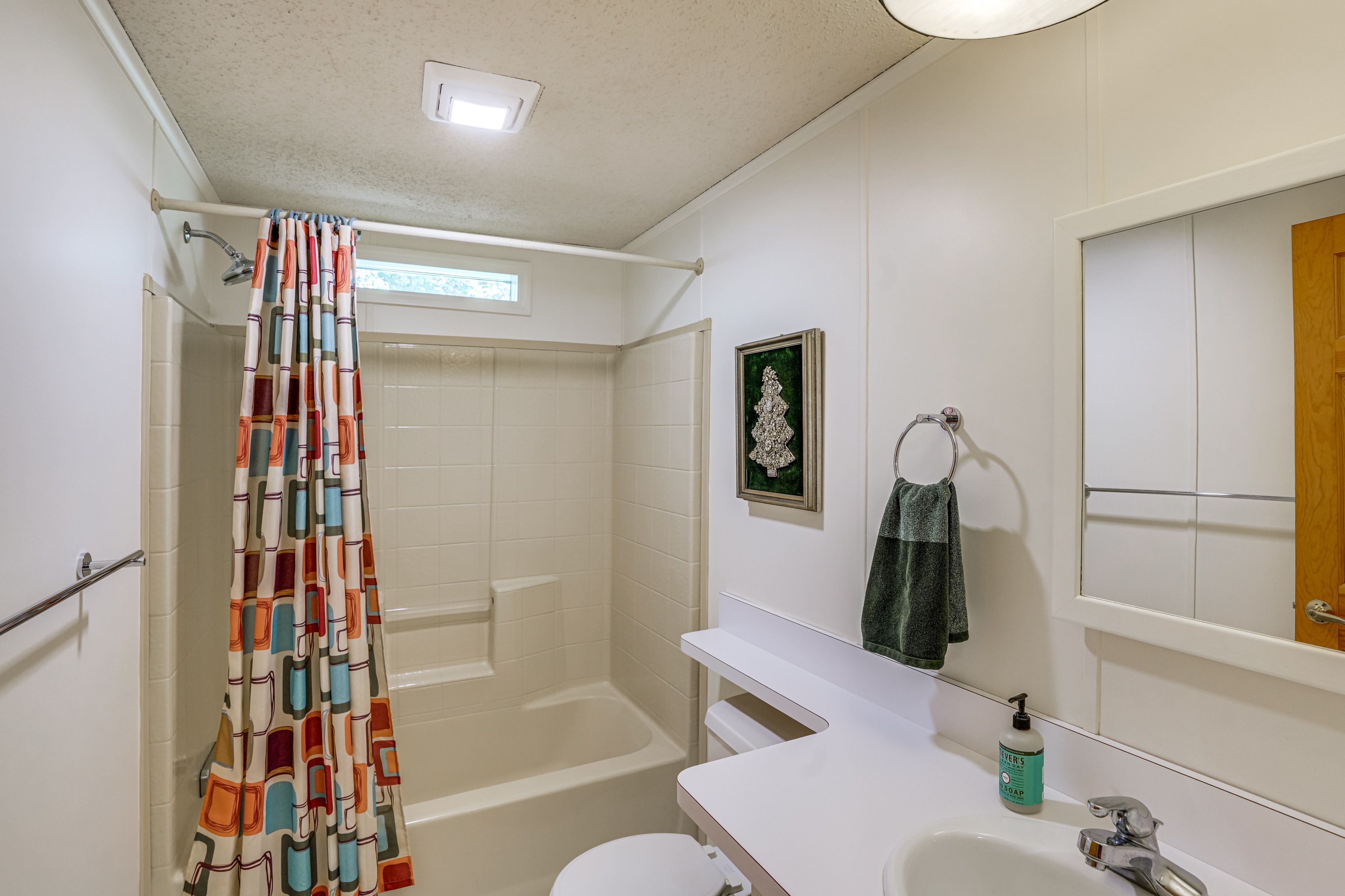 Full Bathroom | Main Level | Towels Provided
