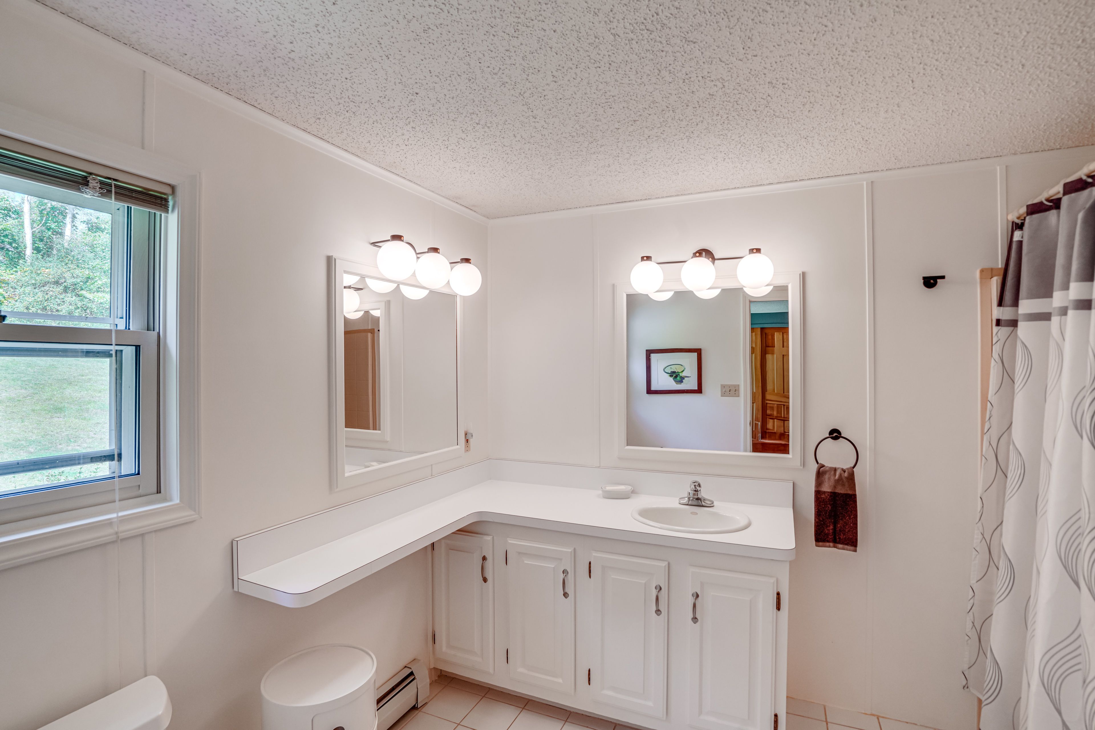 En-Suite Bathroom | Main Level | Complimentary Toiletries | Hair Dryer