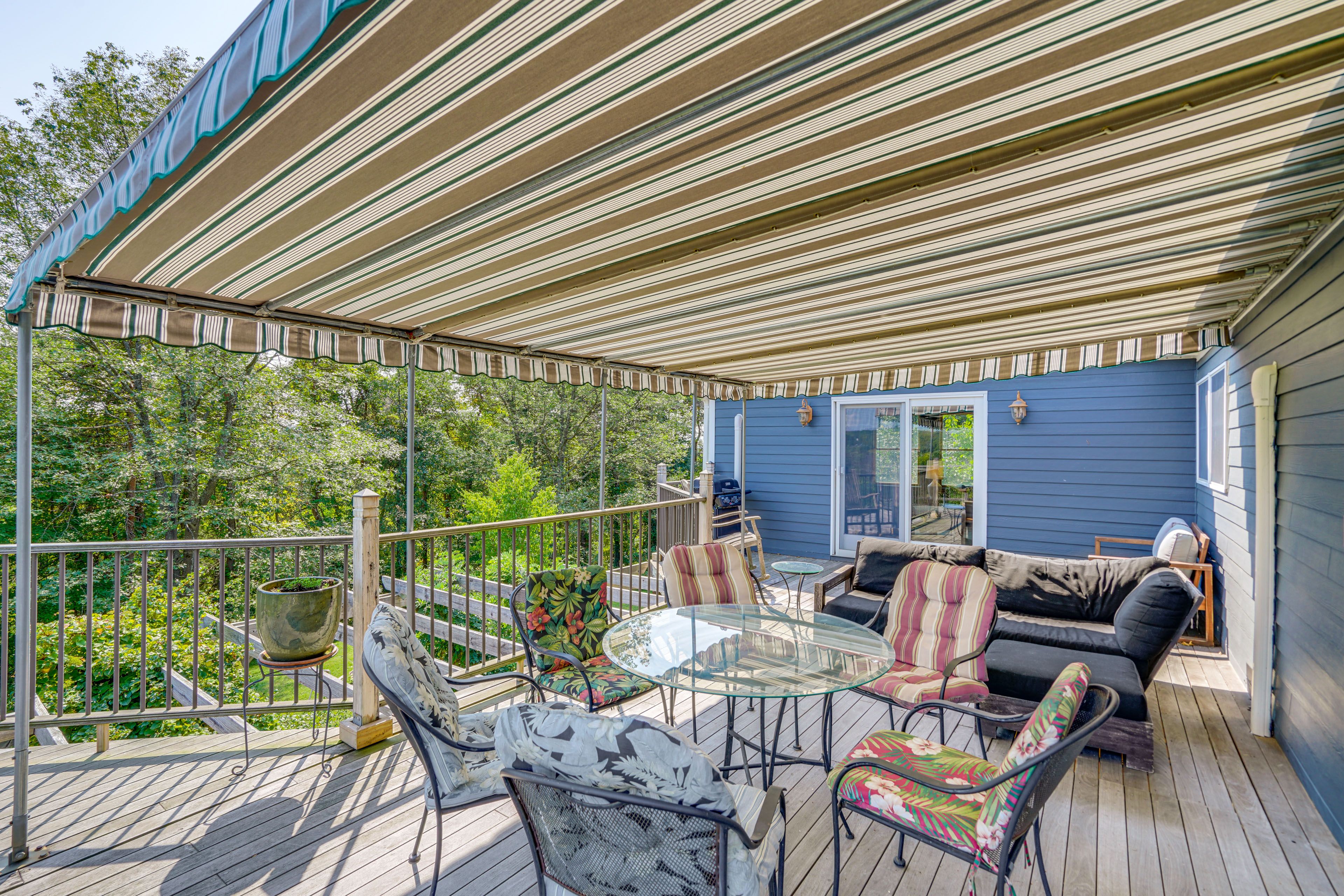 Deck | Covered Outdoor Dining Set