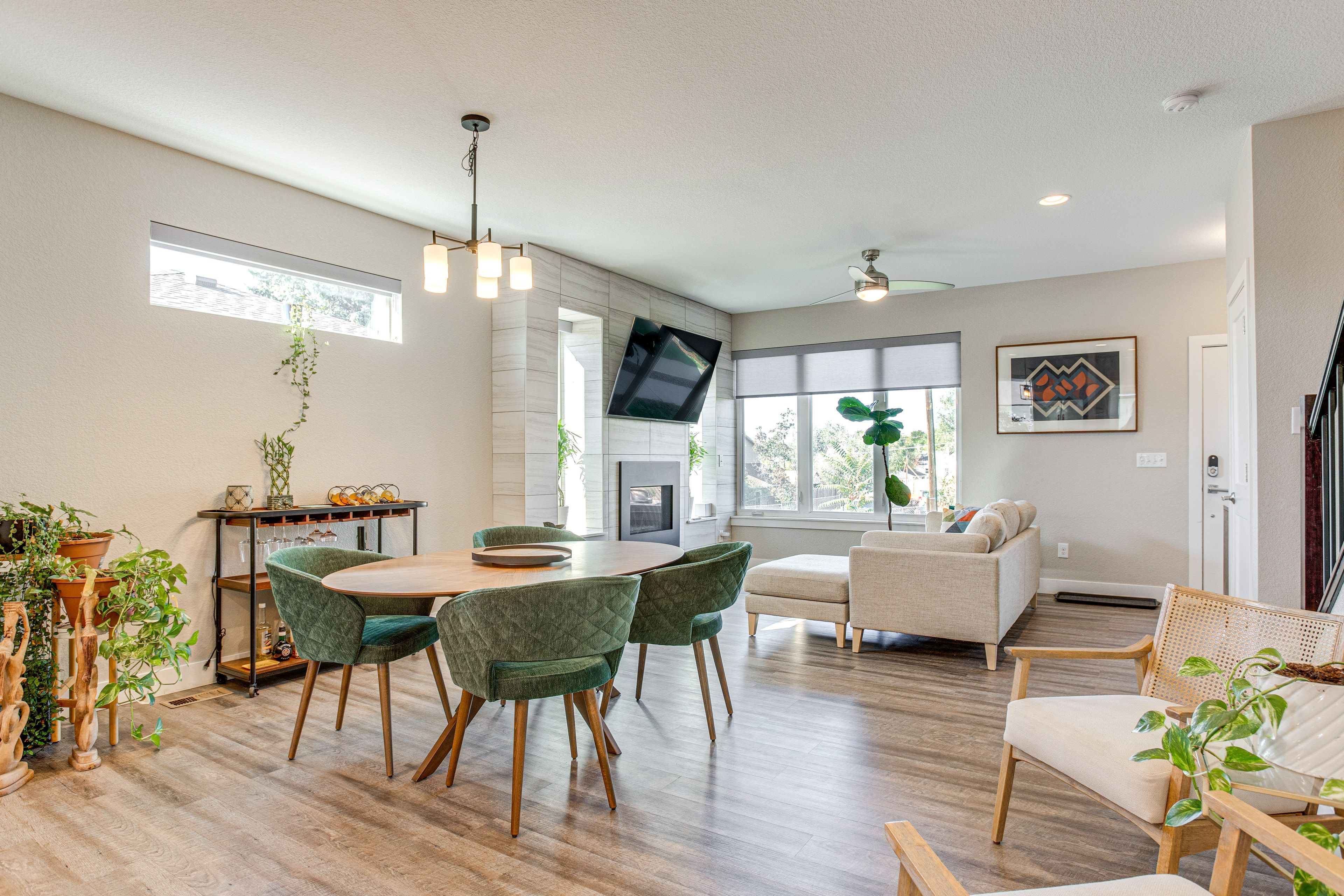 Dining Area | Dishware/Flatware Provided | 1st Floor