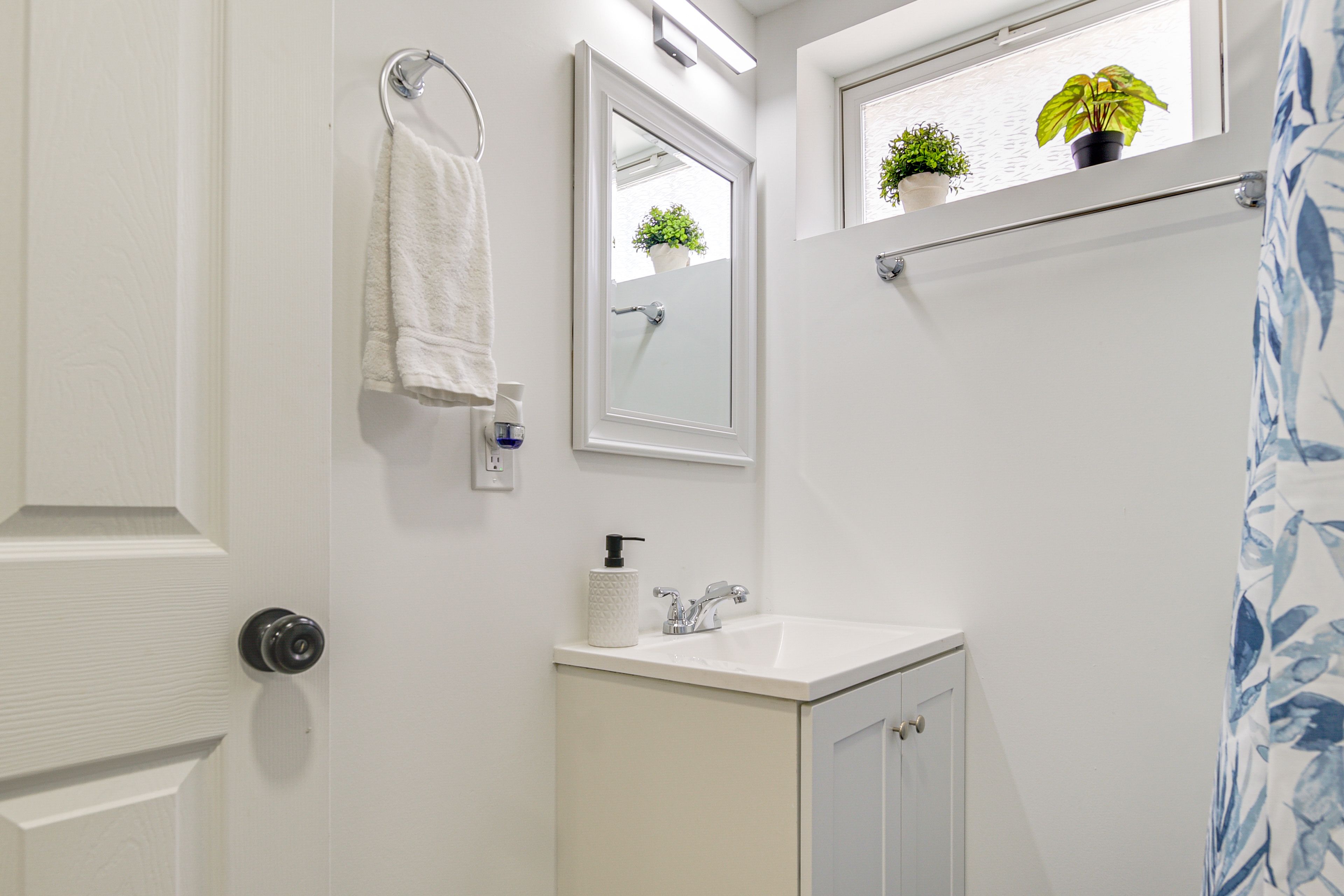 Full Bathroom | Towels Provided | Complimentary Toiletries
