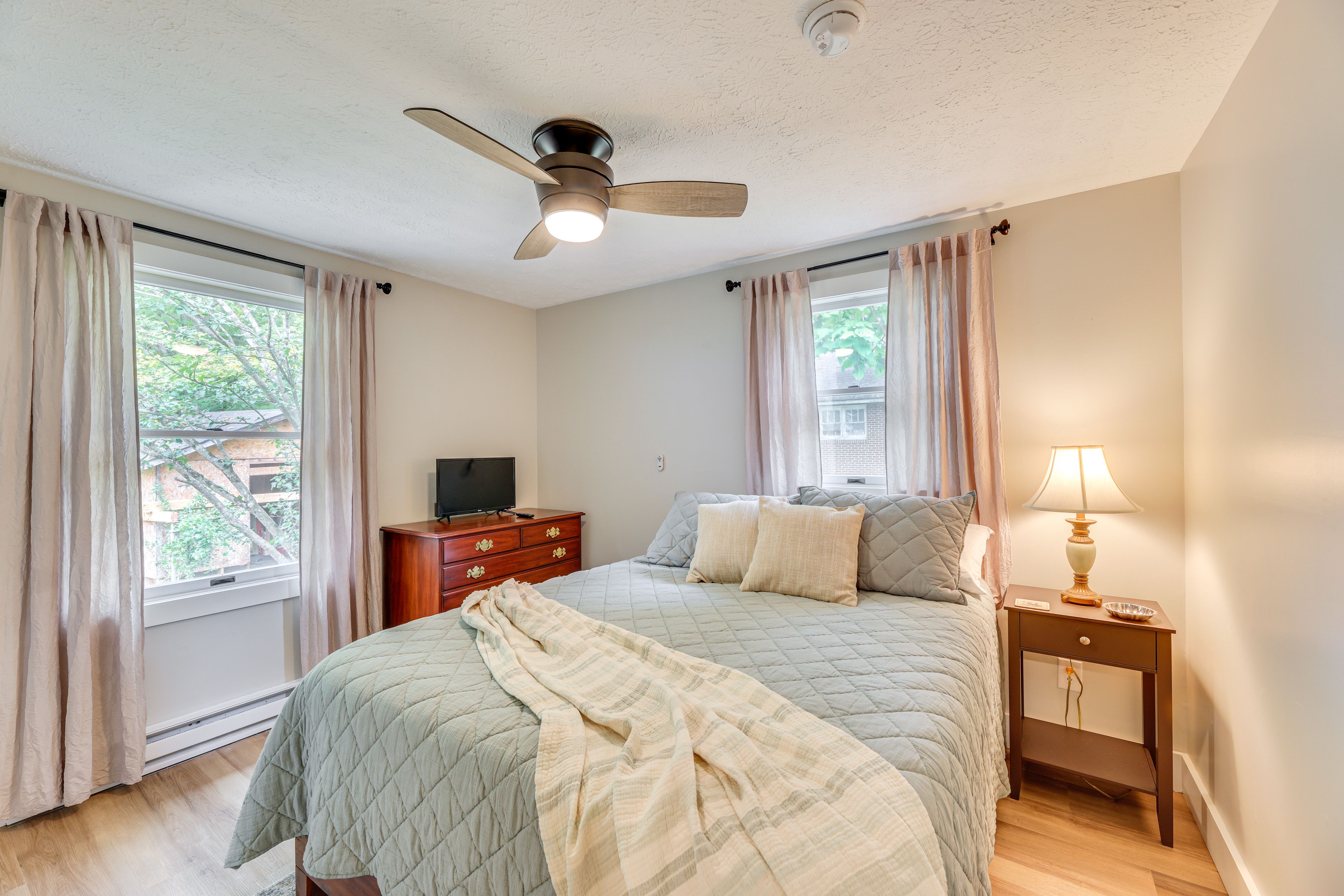 Bedroom 1 | Queen Bed