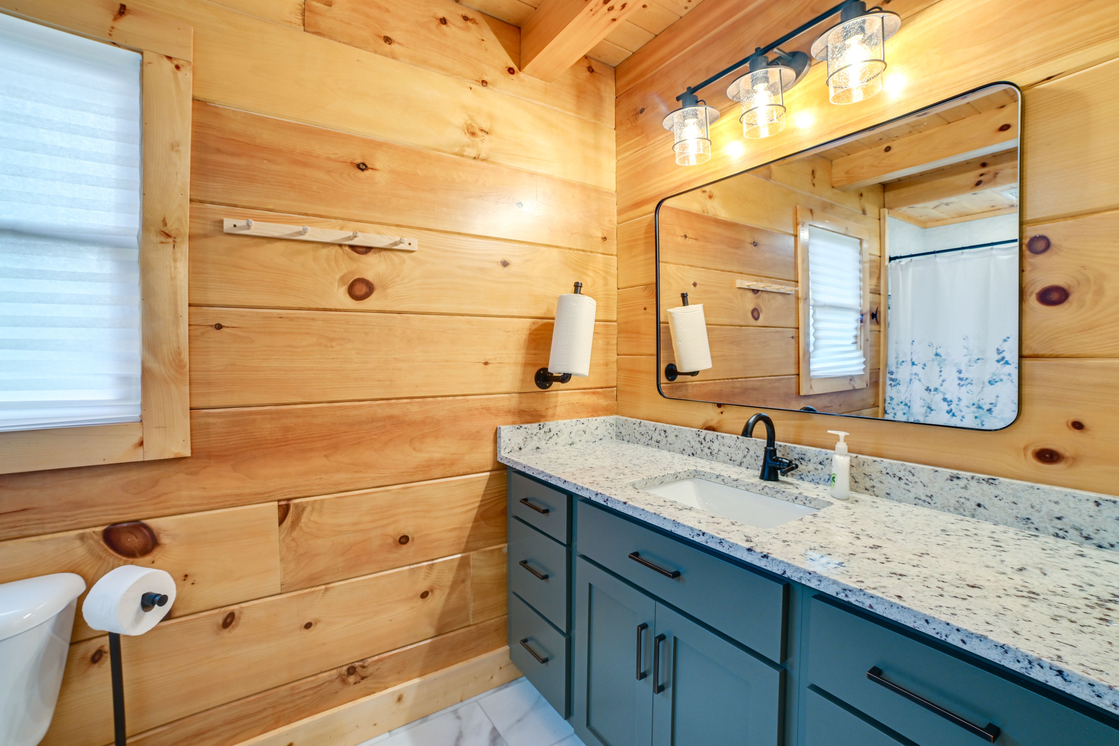 Full Bathroom | 1st Floor