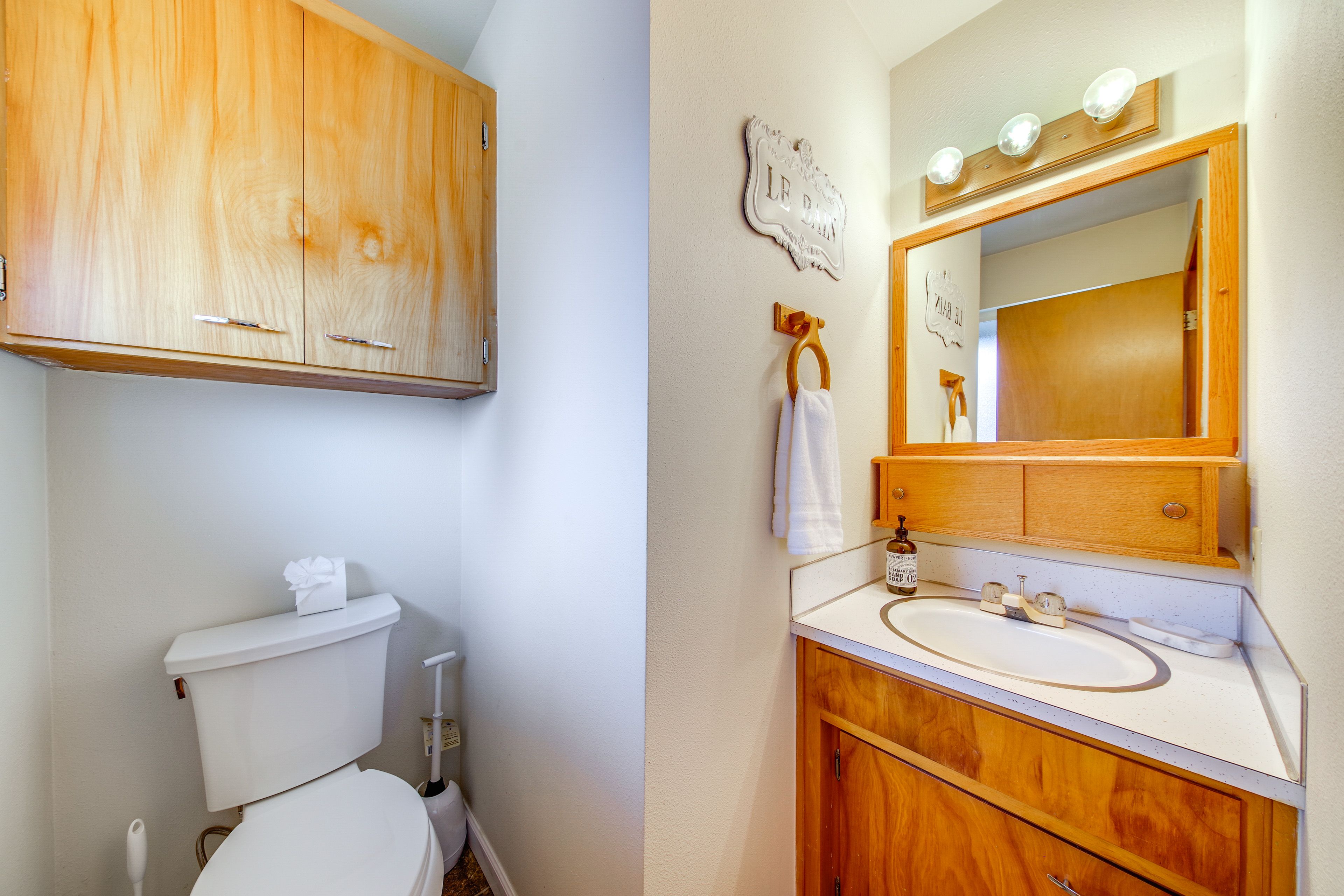 Half Bathroom | Towels Provided