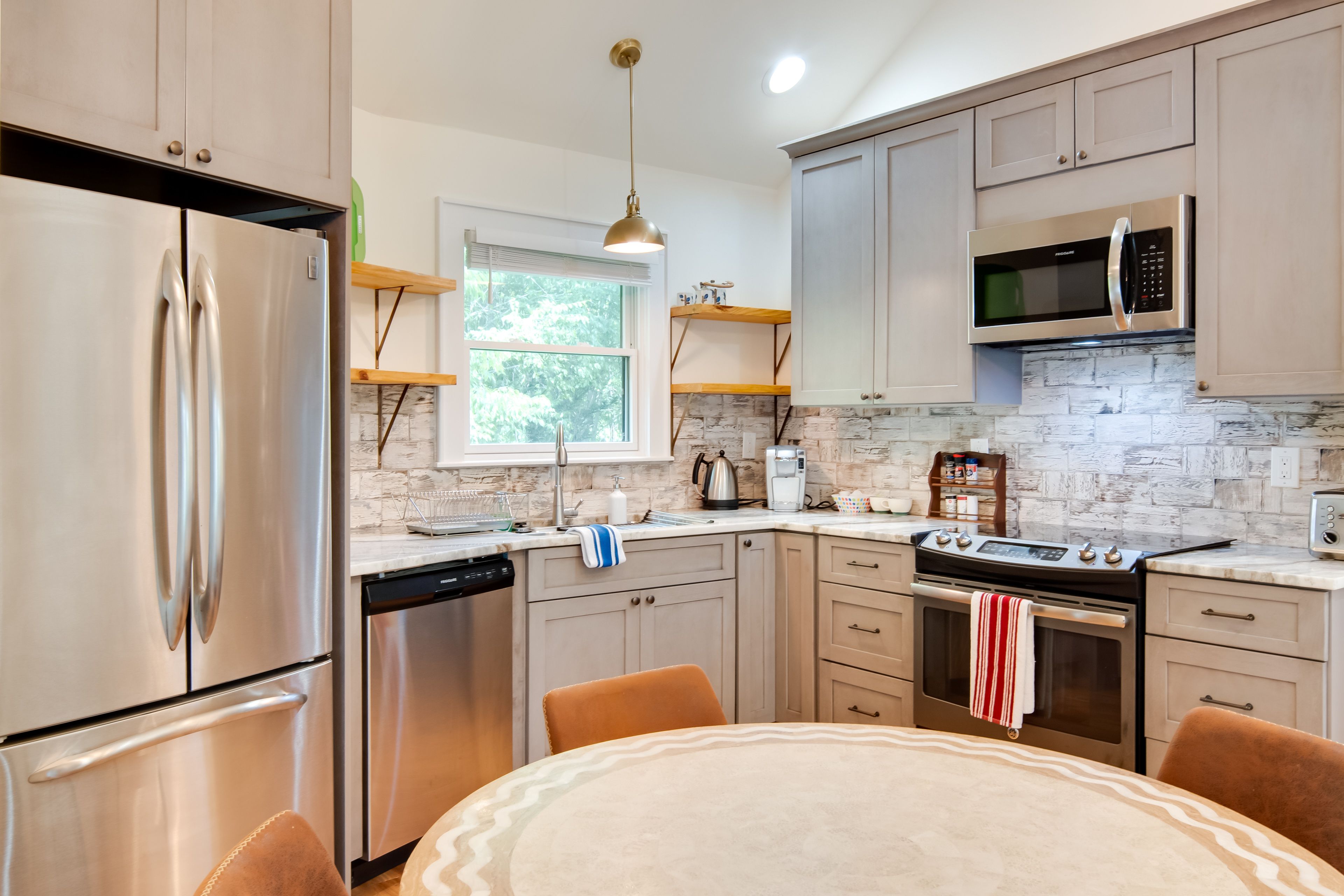 Guest House | Dining Area | Kitchen